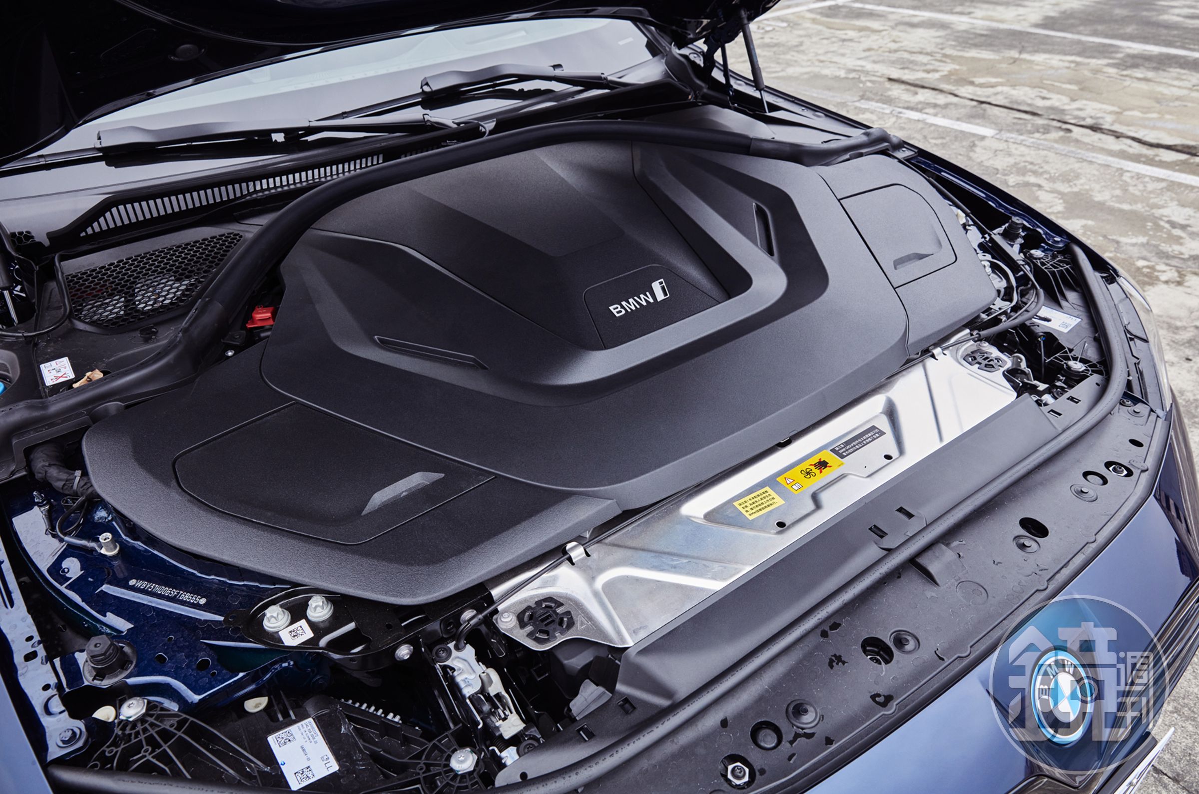 i4 M50 xDrive 採用雙馬達四輪驅動布局，最大輸出達 544 匹馬力與 81.1 公斤米扭力，0-100km/h 加速僅需 3.9 秒。