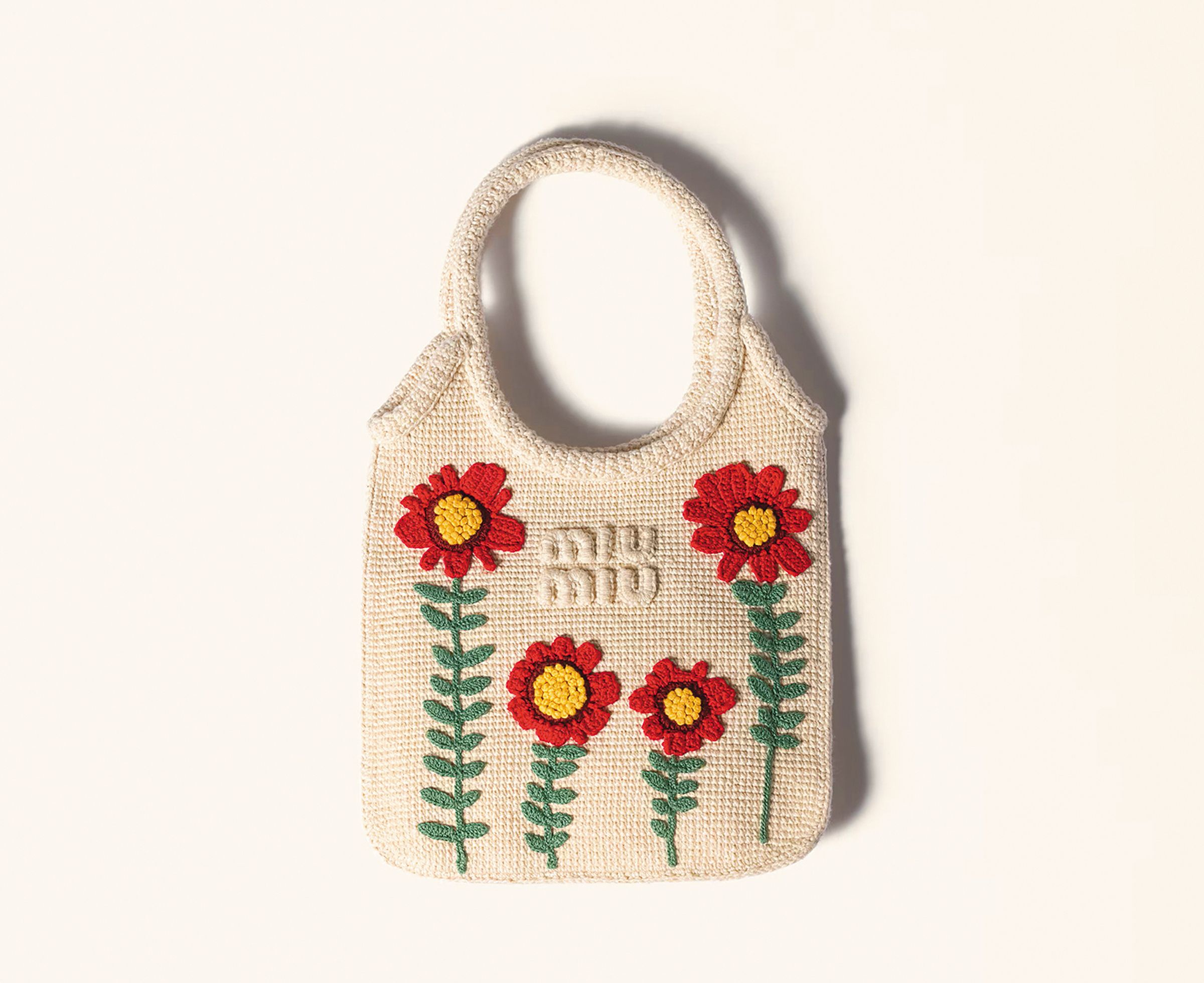 Ivy刺繡棉布手提包。NT$65,000。（Miu Miu提供）