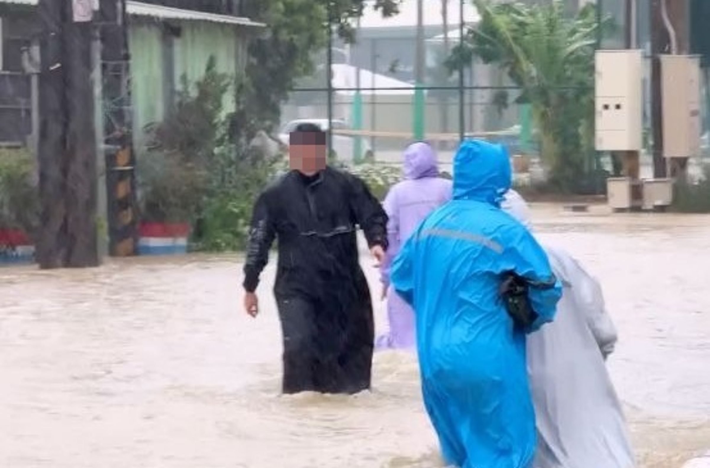 高雄多處地方淹水,災情嚴重。(翻攝畫面)
