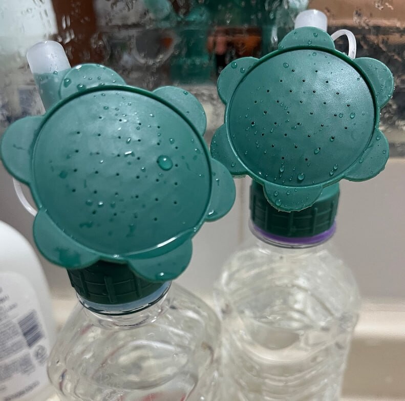 江陵民眾用瓶裝水給孩子洗澡，還加上花灑，才能避免水一倒就沒有了。（翻攝自韓民族日報）