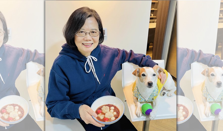 蔡英文也與她的愛犬樂樂合影，並向全體國人送上元宵祝福。（翻攝臉書@蔡英文 Tsai Ing-wen）
