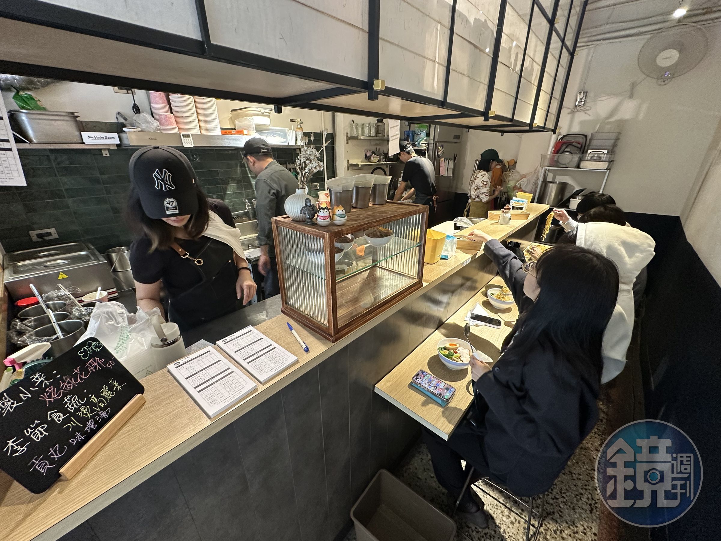 涼麵店空間不大，板前加戶外區不到10個座位。