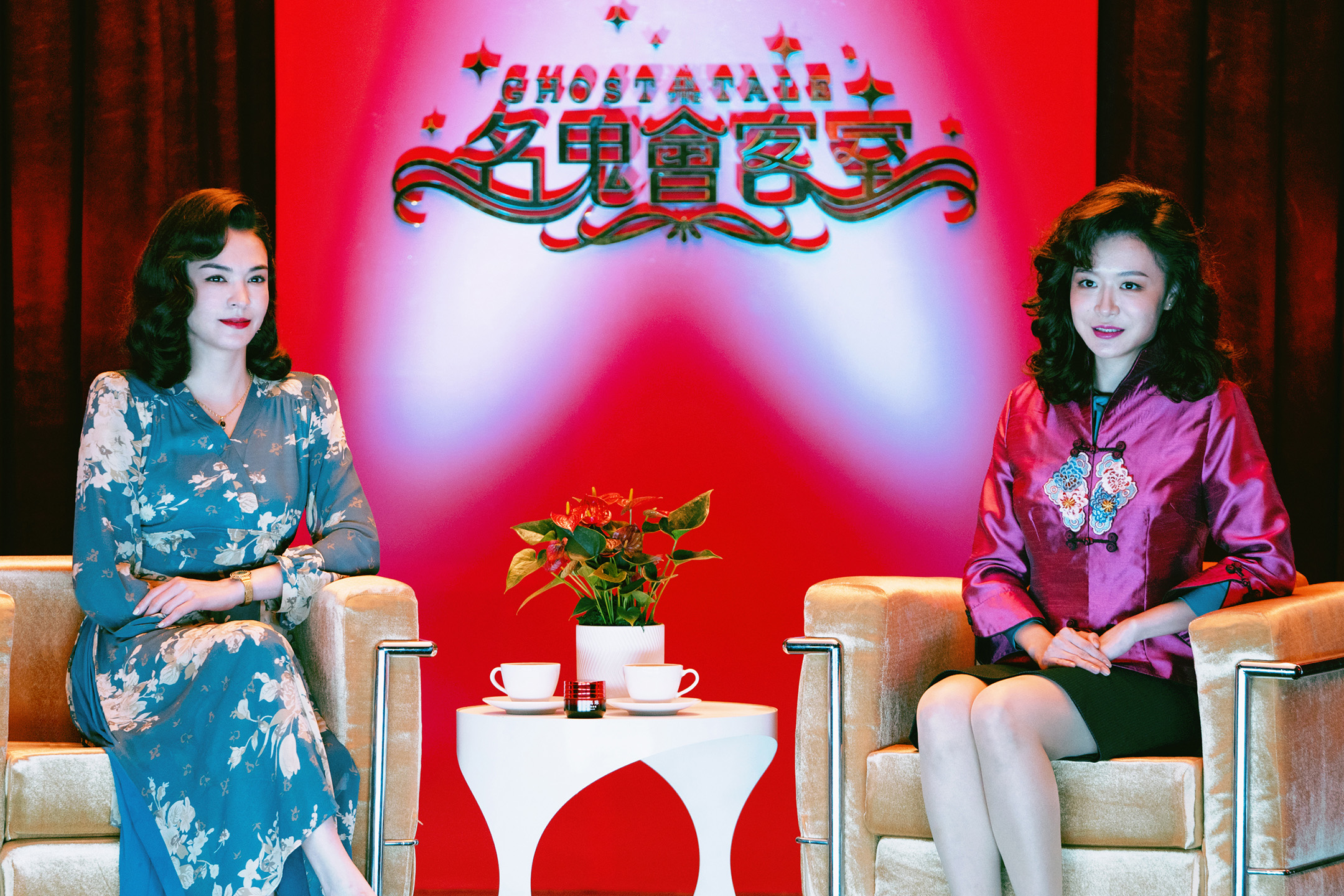 張榕容（左）與眼肉芽（右）在片中飾演鬼，因此造型復古且顏色鮮豔。（牽猴子提供）