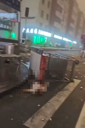 不少民眾目睹路人躺地,不確定是受傷還是死亡。(翻攝自李老師不是你老師X)