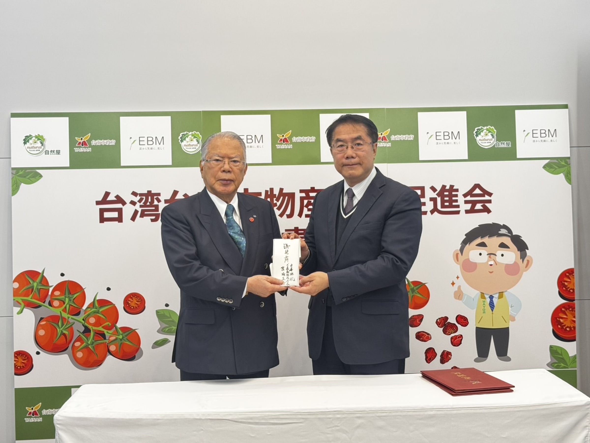 「株式會社日本典禮」會長宮地正治捐款100萬日幣助台南震災，黃偉哲在東京代表接受。（南市府提供）