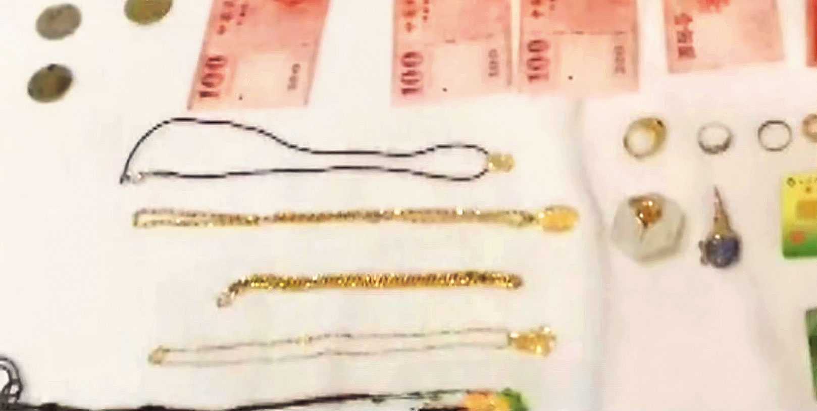 警方在賴女的背包中發現大筆現金及金飾，一度排除財殺。（翻攝東森新聞）
