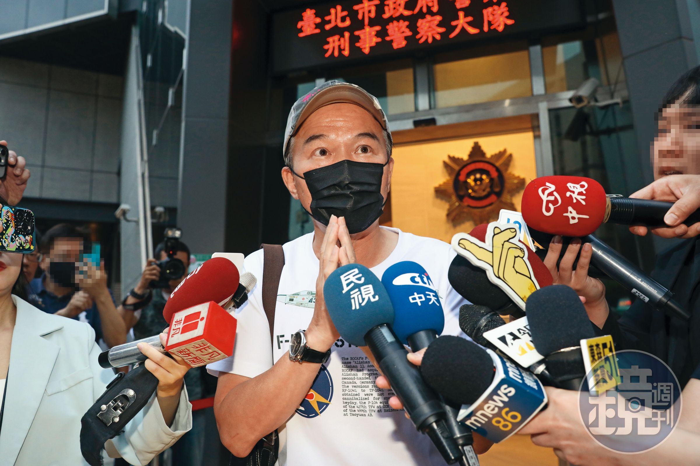 孫鵬從北市刑大出來,深夜檢方諭令孫安佐30萬元交保,限制住居並責付孫鵬;父救子畫面引來外界討論。