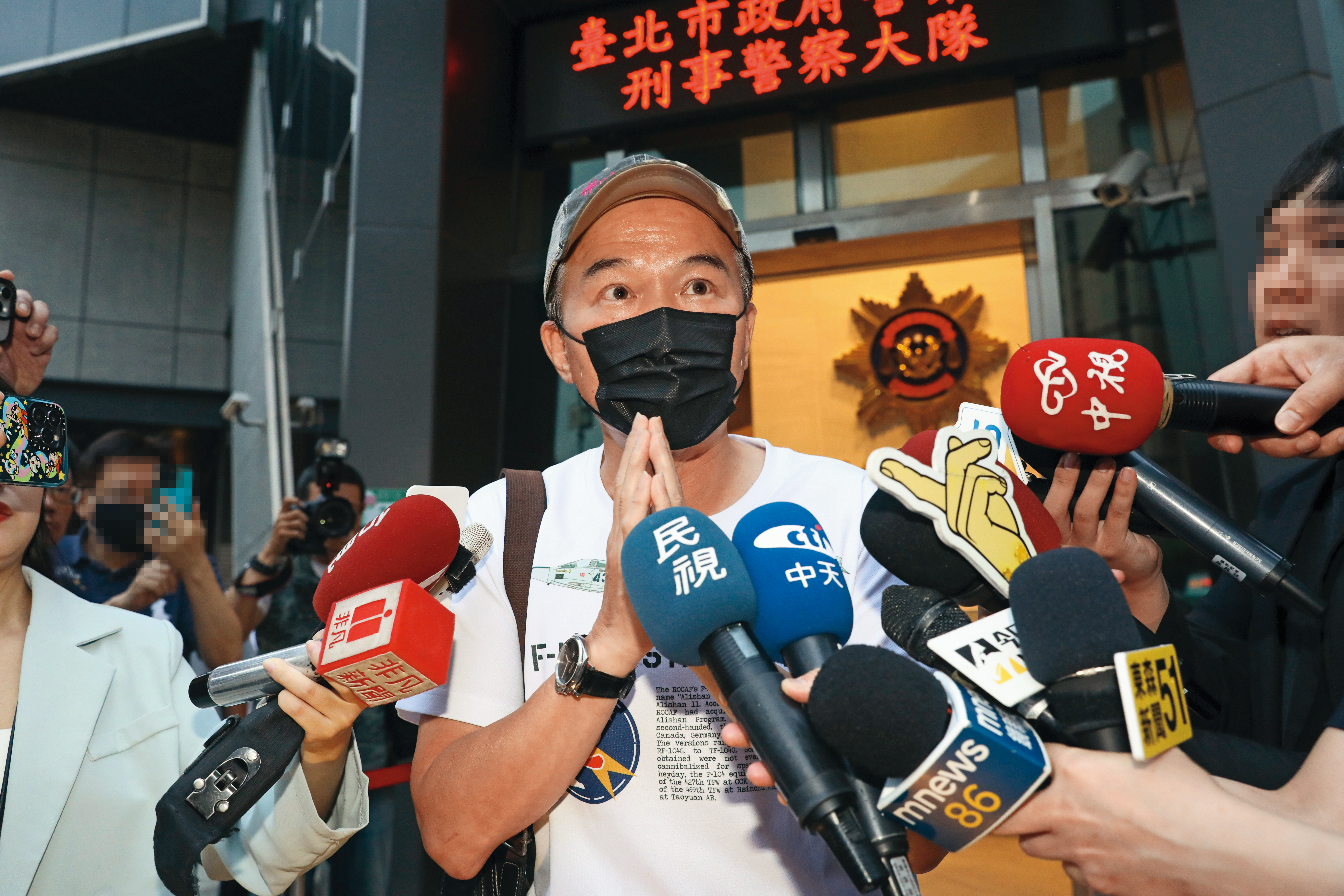 孫鵬從北市刑大出來，深夜檢方諭令孫安佐30萬元交保，限制住居並責付孫鵬；父救子畫面引來外界討論。