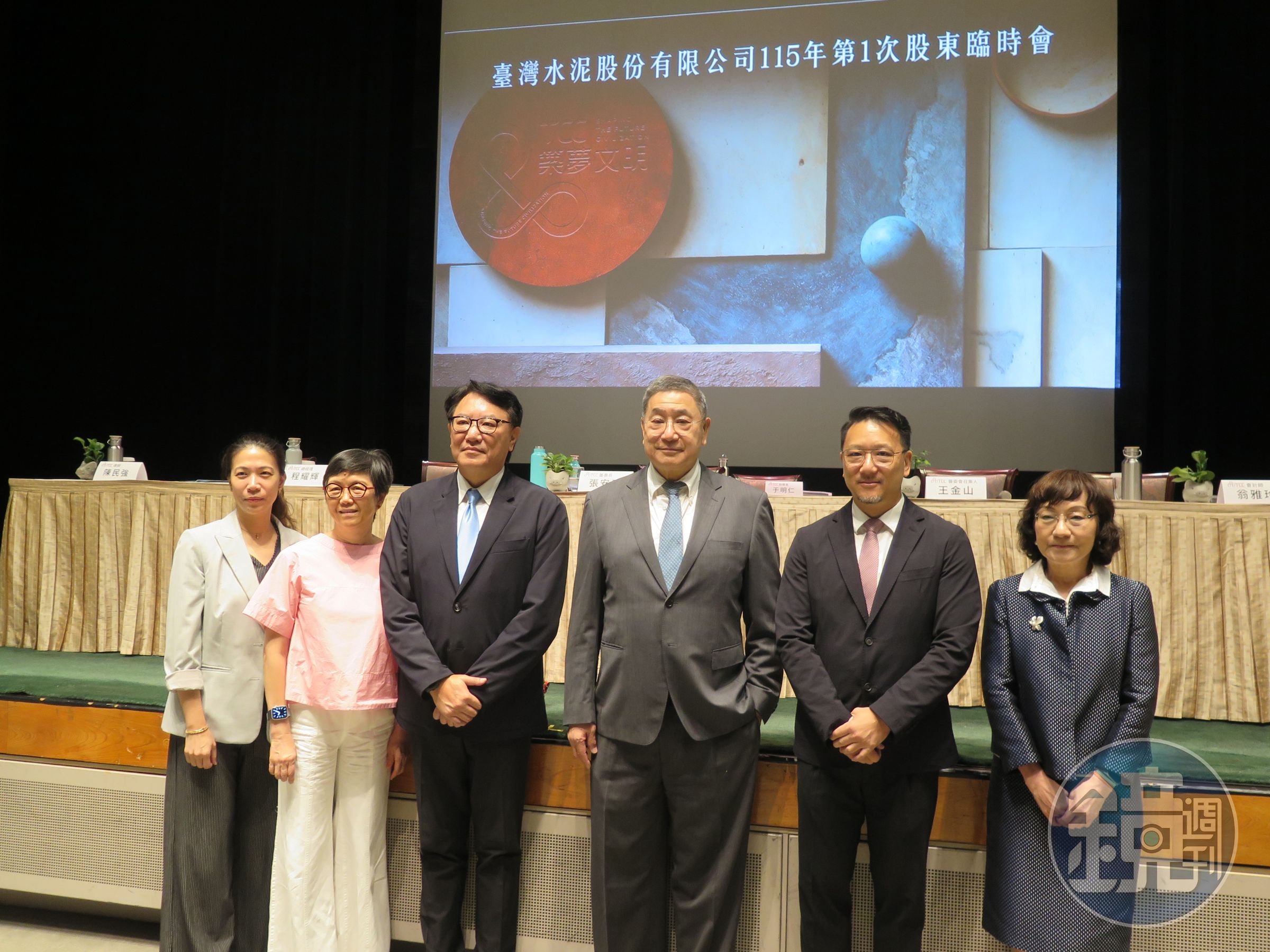 台泥13日召開股東臨時會,嘉泥董事長張剛綸(右2)也提到進口水泥問題已刻不容緩。