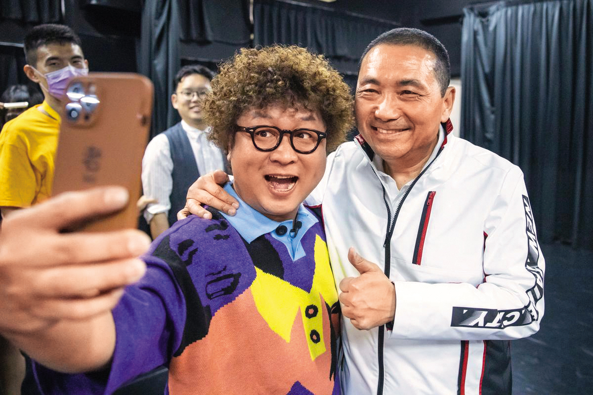 納豆（左）生病前曾受邀出席舅舅侯友宜（右）任職的新北市政府活動。（新北市政府提供）