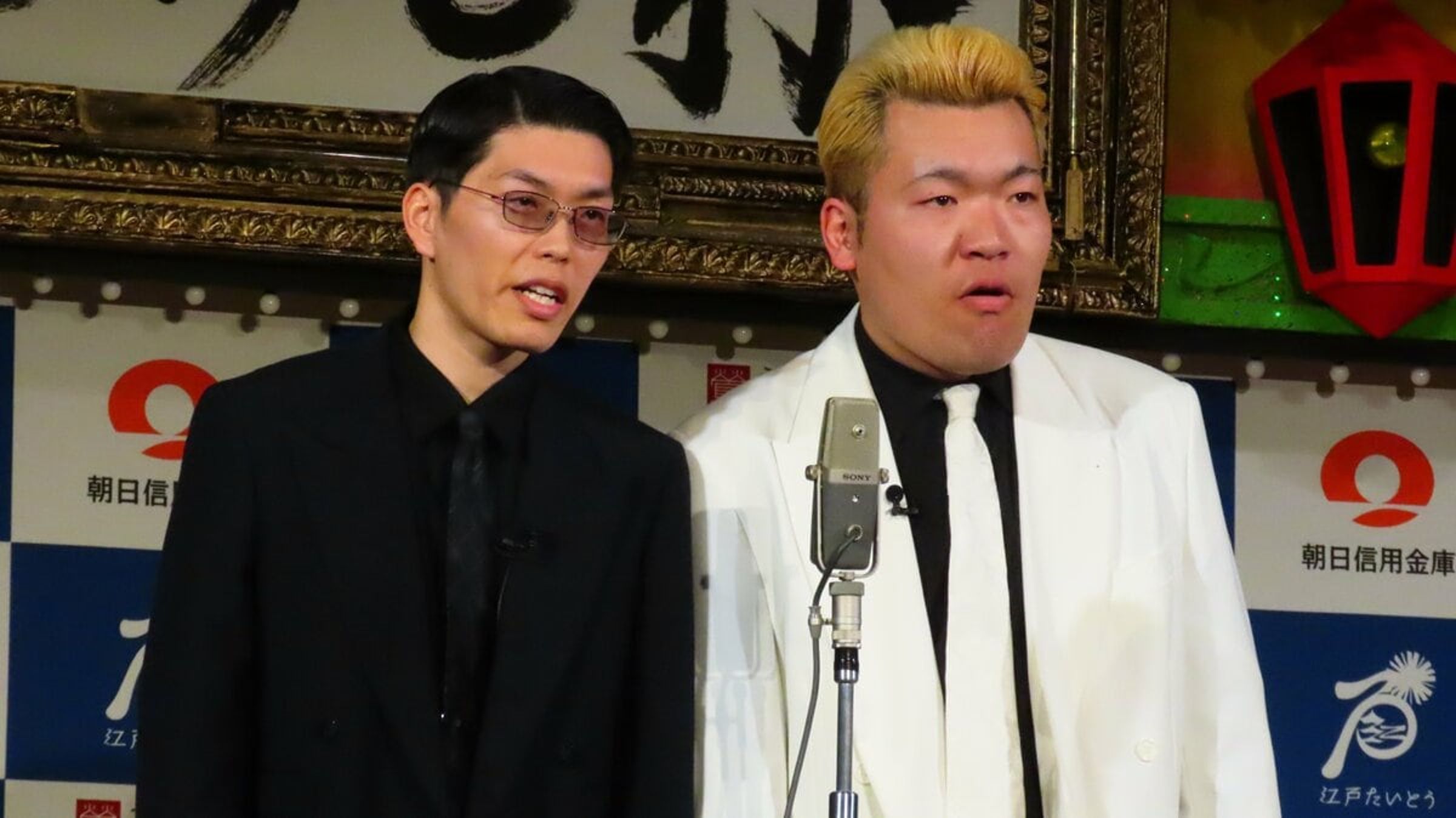 日本諧星組合「共犯者」的26歲成員洋平（右）10日猝逝；左為搭檔國京。（翻攝網路）
