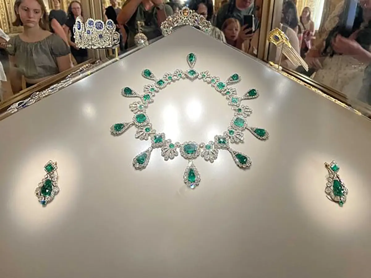 拿破崙波拿巴第二任妻子瑪麗路易絲的祖母綠首飾套組。（翻攝羅浮宮官網）