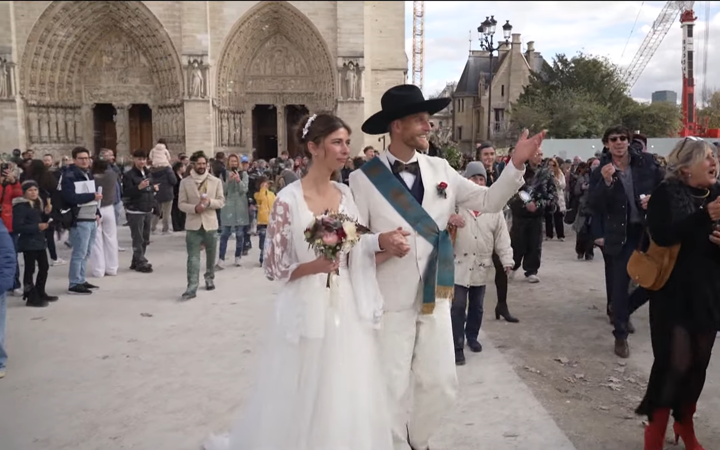 馬丁和潔德在聖母院結婚,受到親友和遊客祝福。(翻攝 FRANCE 24 English YouTube頻道)