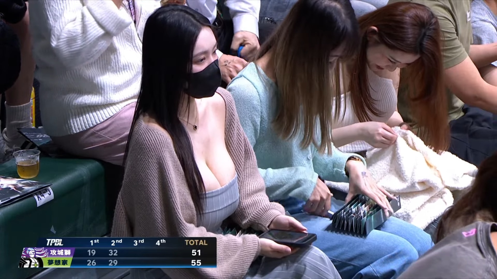 超凶女球迷看球的畫面,在網路上瘋傳。(翻攝TPBL YouTube)