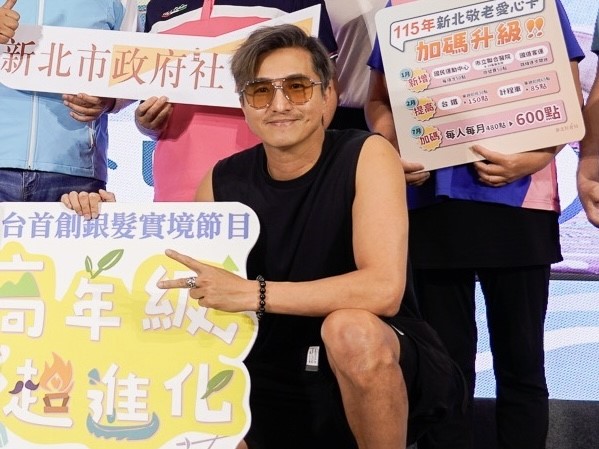 王少偉慶幸當年談兵變的事證實有當兵。（新北市政府社會局提供）