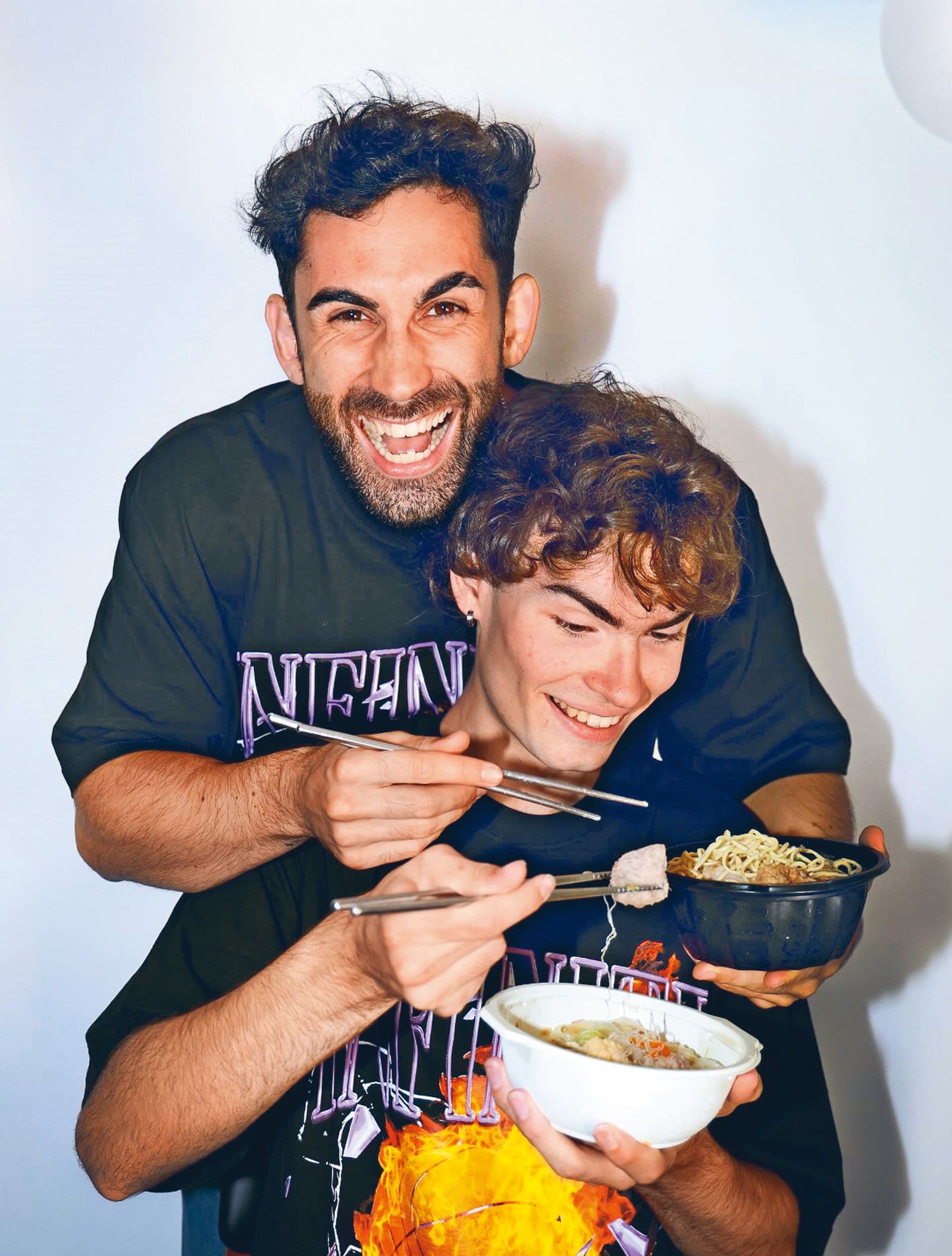 酷（後）在台擁有高知名度，甚至和超商推出聯名商品。（翻攝自酷的夢臉書）