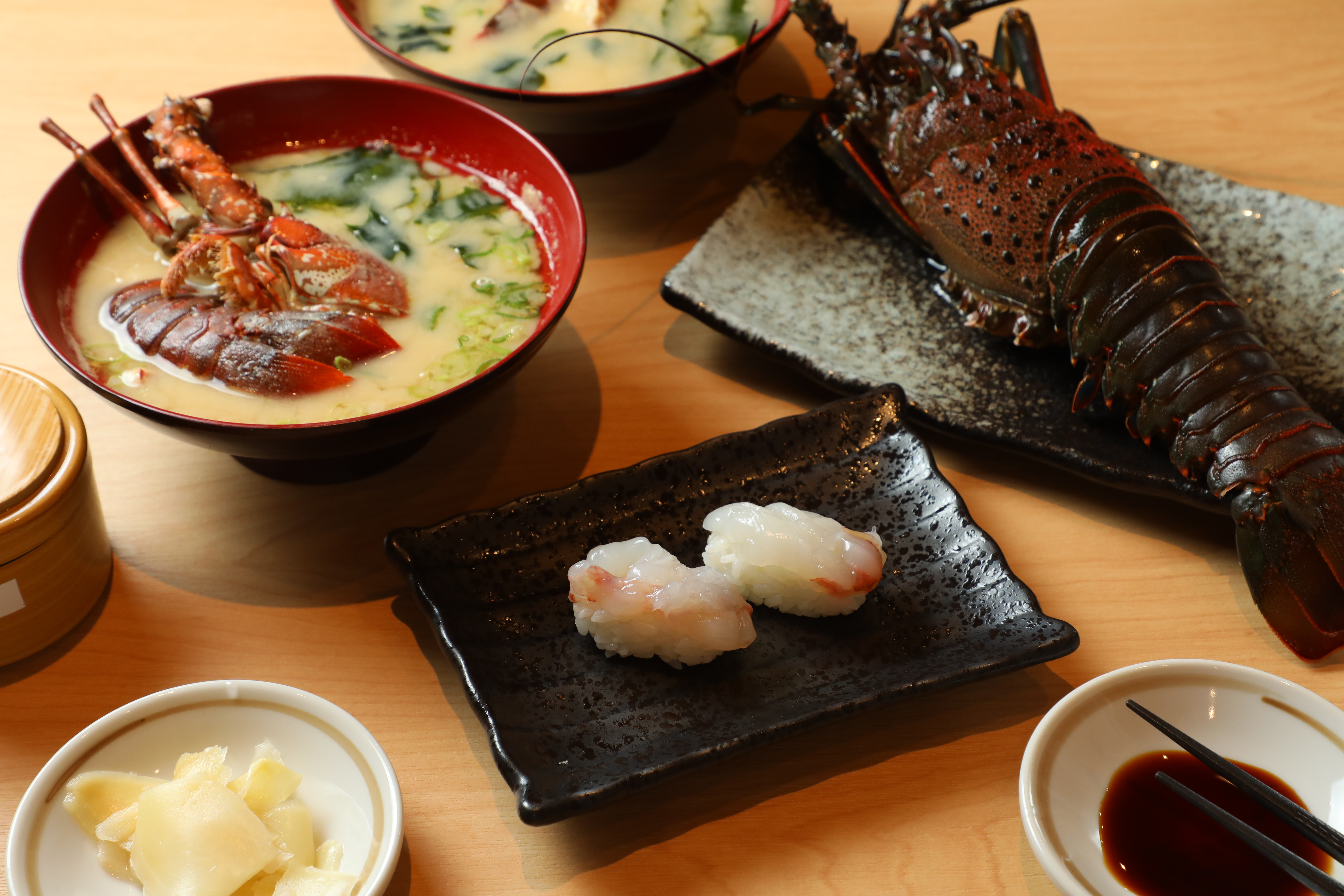 「伊勢龍蝦握壽司」(中,250元/貫)與「伊勢龍蝦高湯味增」(後,120元/碗)為來自日本千葉縣的奢華海味。