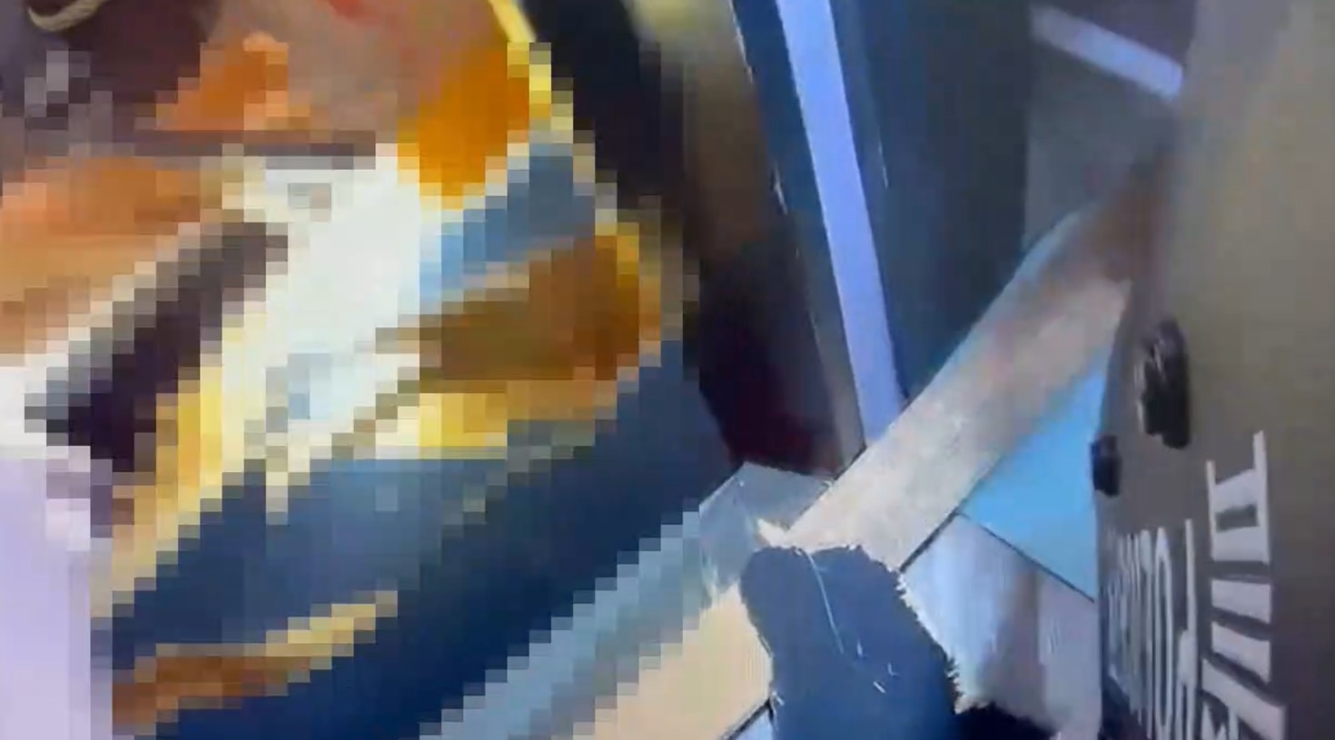 警方破門發現莊男頸部手部有傷口，倒地已無意識。（翻攝畫面）