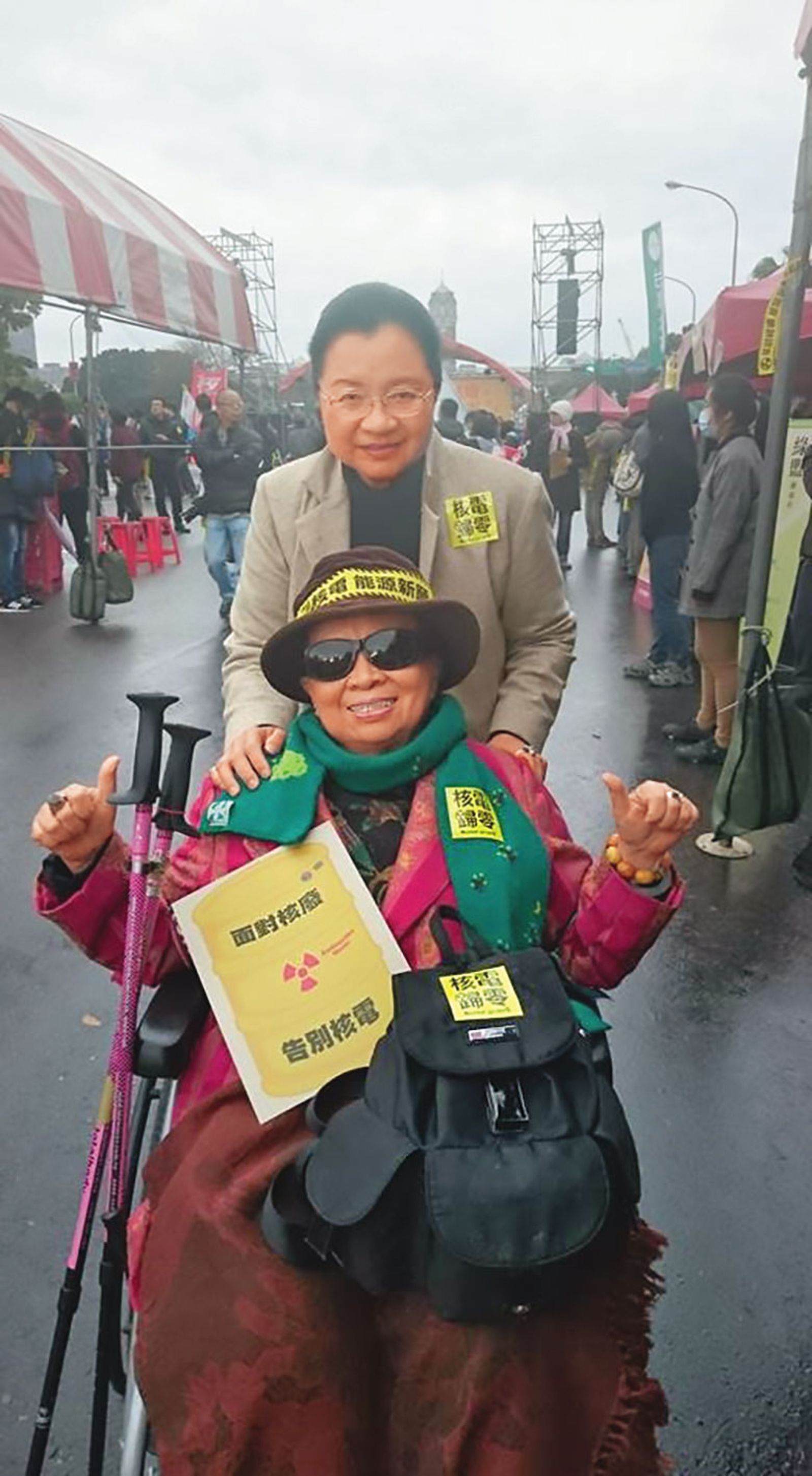 田孟淑（前）投入民主與環境運動多年，數十年來，這對母女經常一同走上街頭。（翻攝田秋堇臉書）