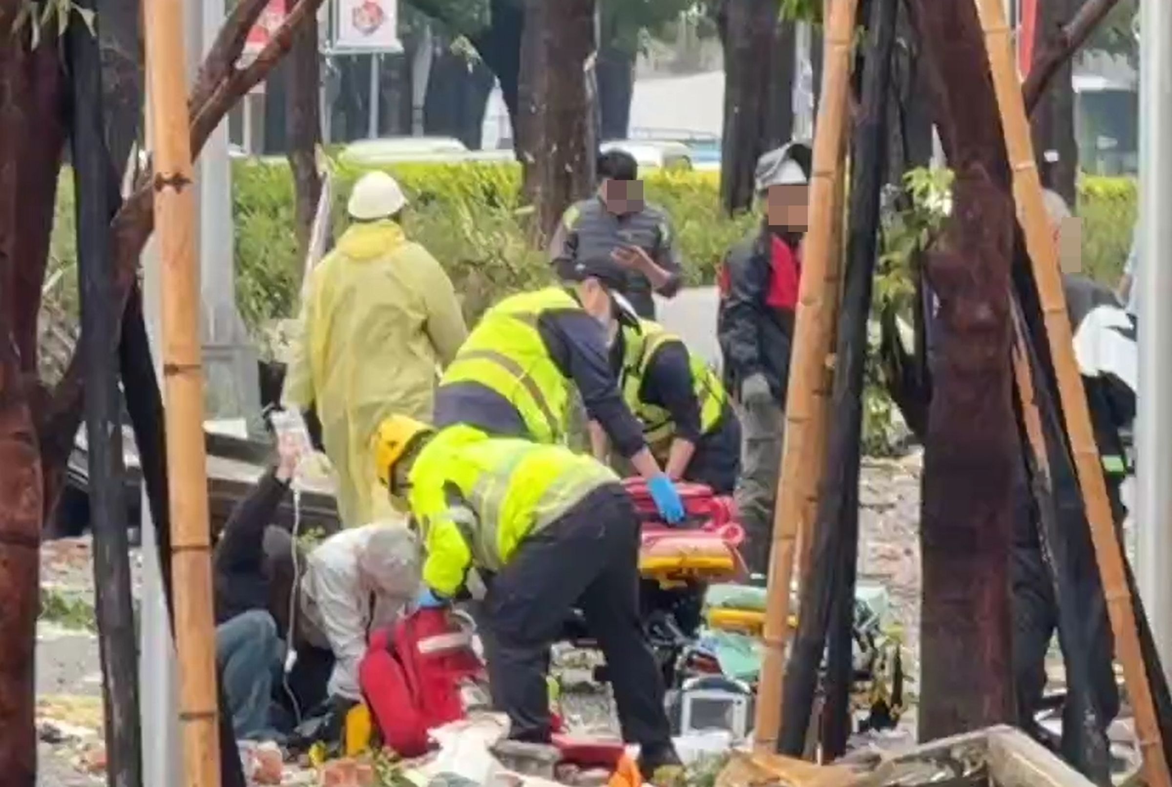 台中新光三越今天發生氣爆意外,警消抵達現場搶救受傷人員。(讀者提供)