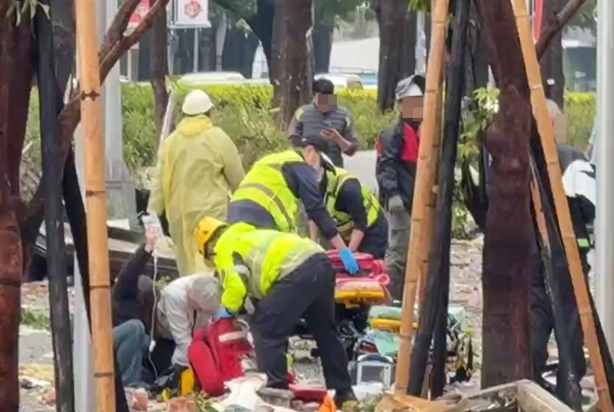 台中新光三越今天發生氣爆意外，警消抵達現場搶救受傷人員。（讀者提供）