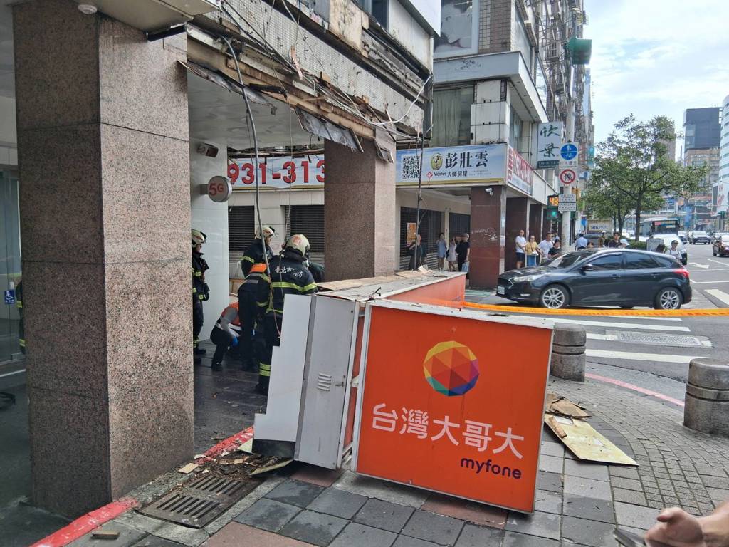 台北市忠孝東路四段台灣大哥大門市巨型招牌，今日下午突然掉落，造成2名女子遭砸傷。（翻攝畫面）