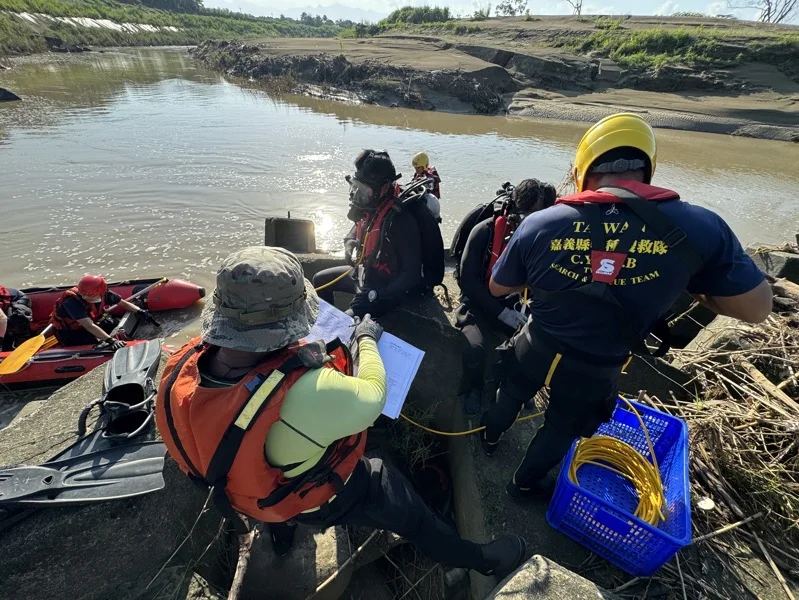 前天一名15歲國中男童於下課後，和學弟一同前往赤蘭溪戲水，卻不慎失足釀悲劇。（嘉義縣消防局提供）
