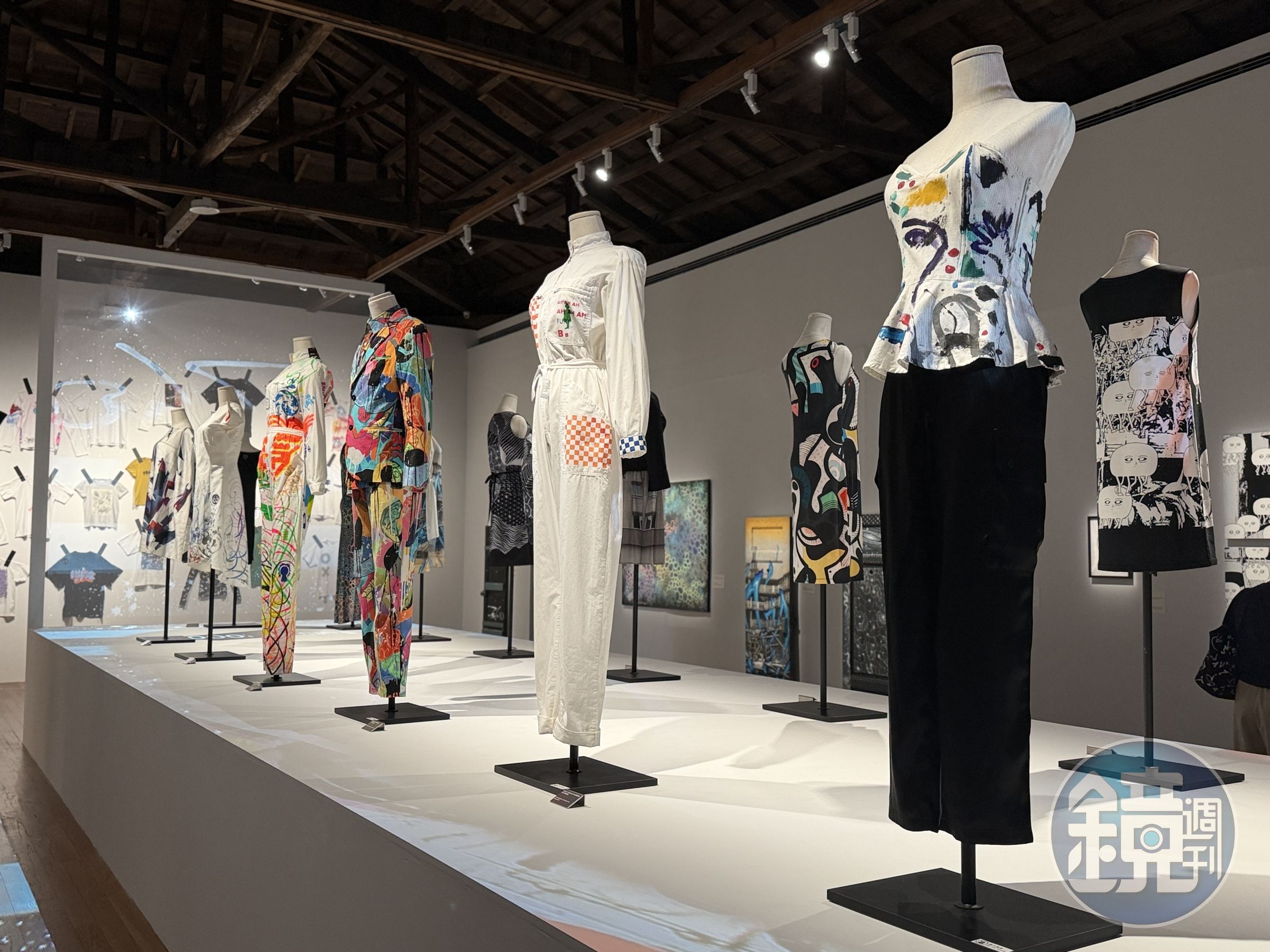 《agnès b. on aime le graff !! 我們愛塗鴉藝術特展》有15件經典Photoprints服裝展出。（陳慧明攝）       