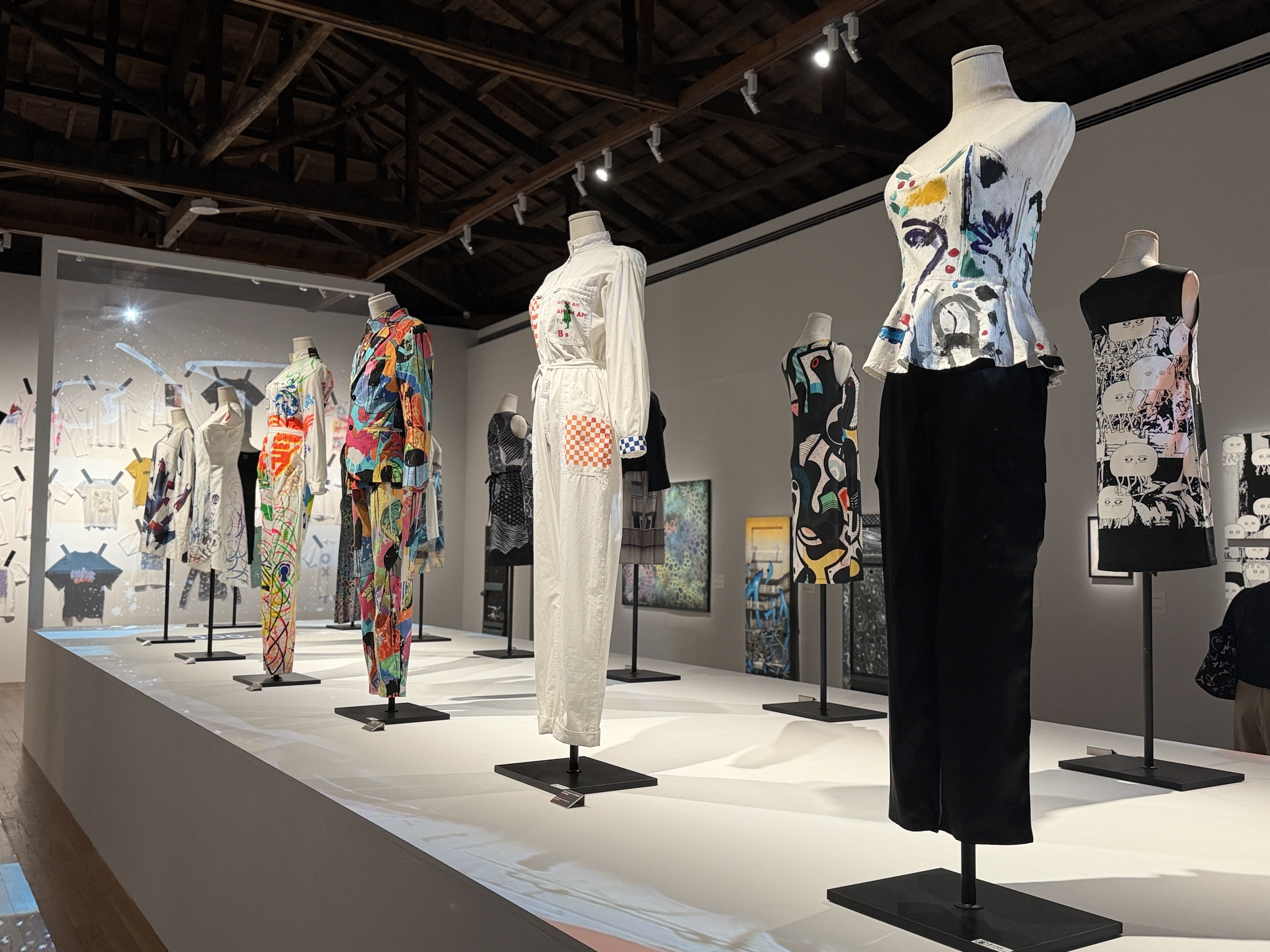 《agnès b. on aime le graff !! 我們愛塗鴉藝術特展》有15件經典Photoprints服裝展出。（陳慧明攝）       