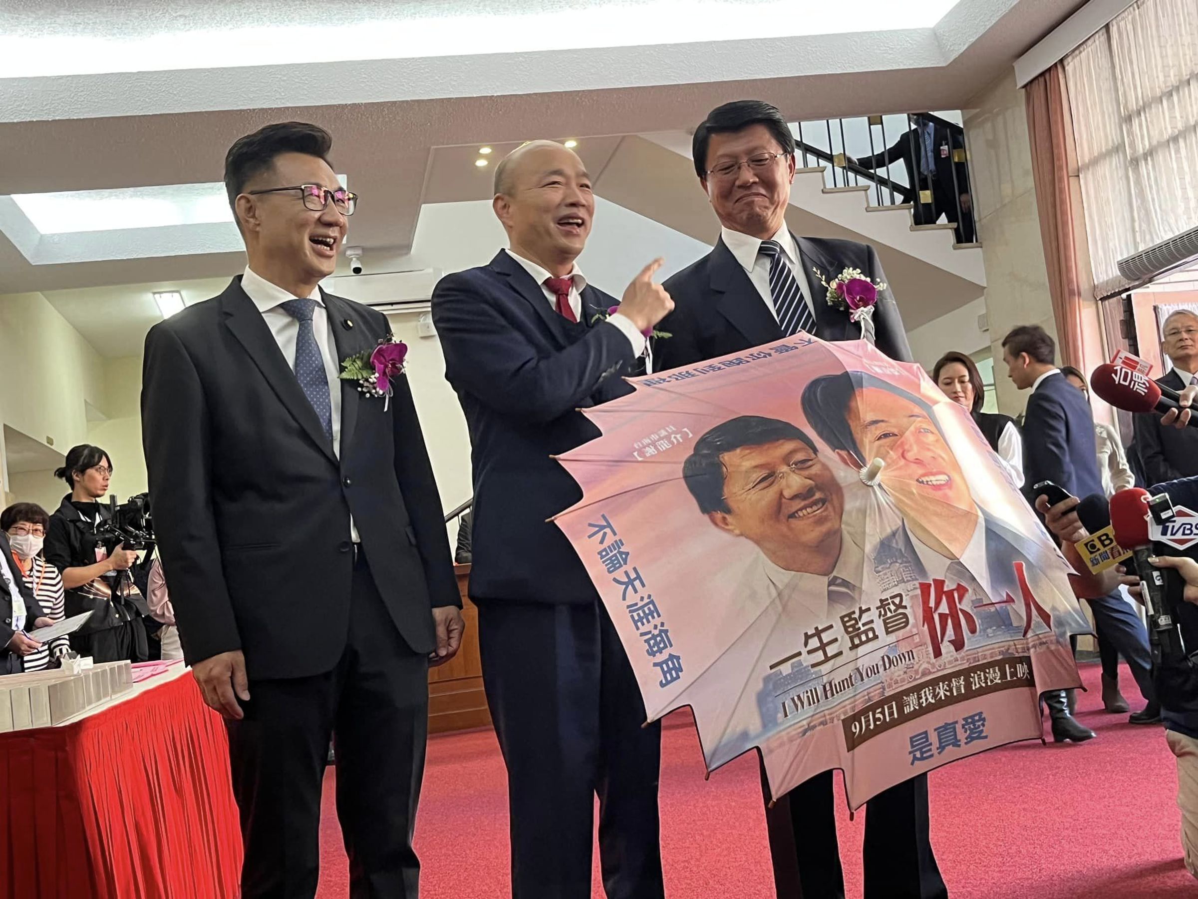 謝龍介（右起）與韓國瑜、江啟臣在立法院報到。（翻攝謝龍介臉書）