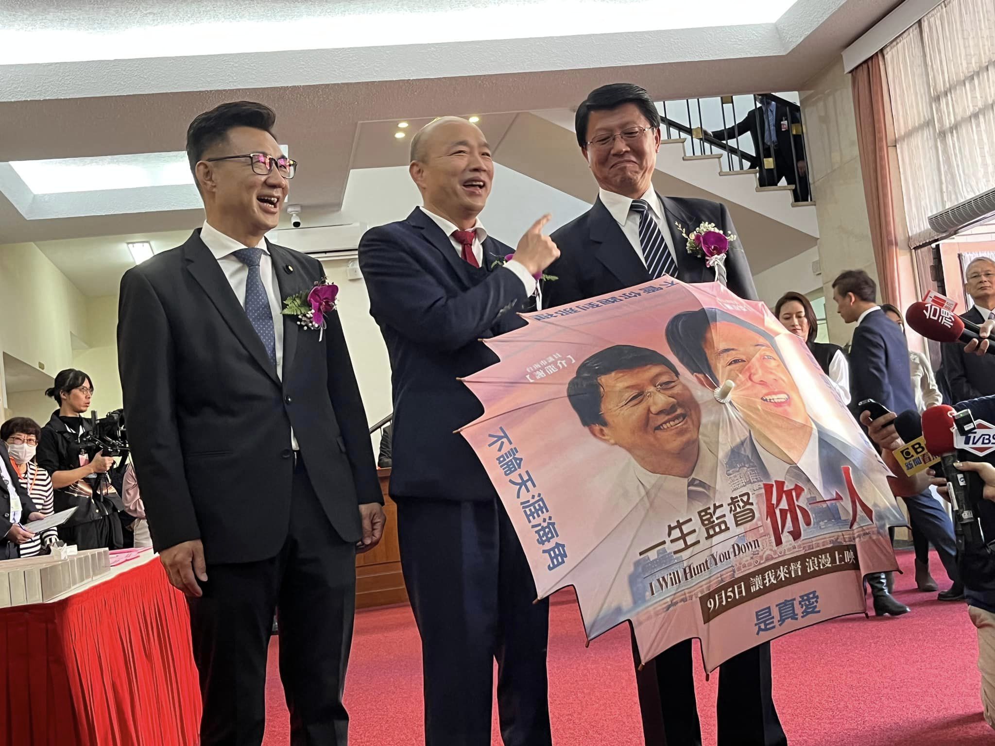 謝龍介（右起）與韓國瑜、江啟臣在立法院報到。（翻攝謝龍介臉書）