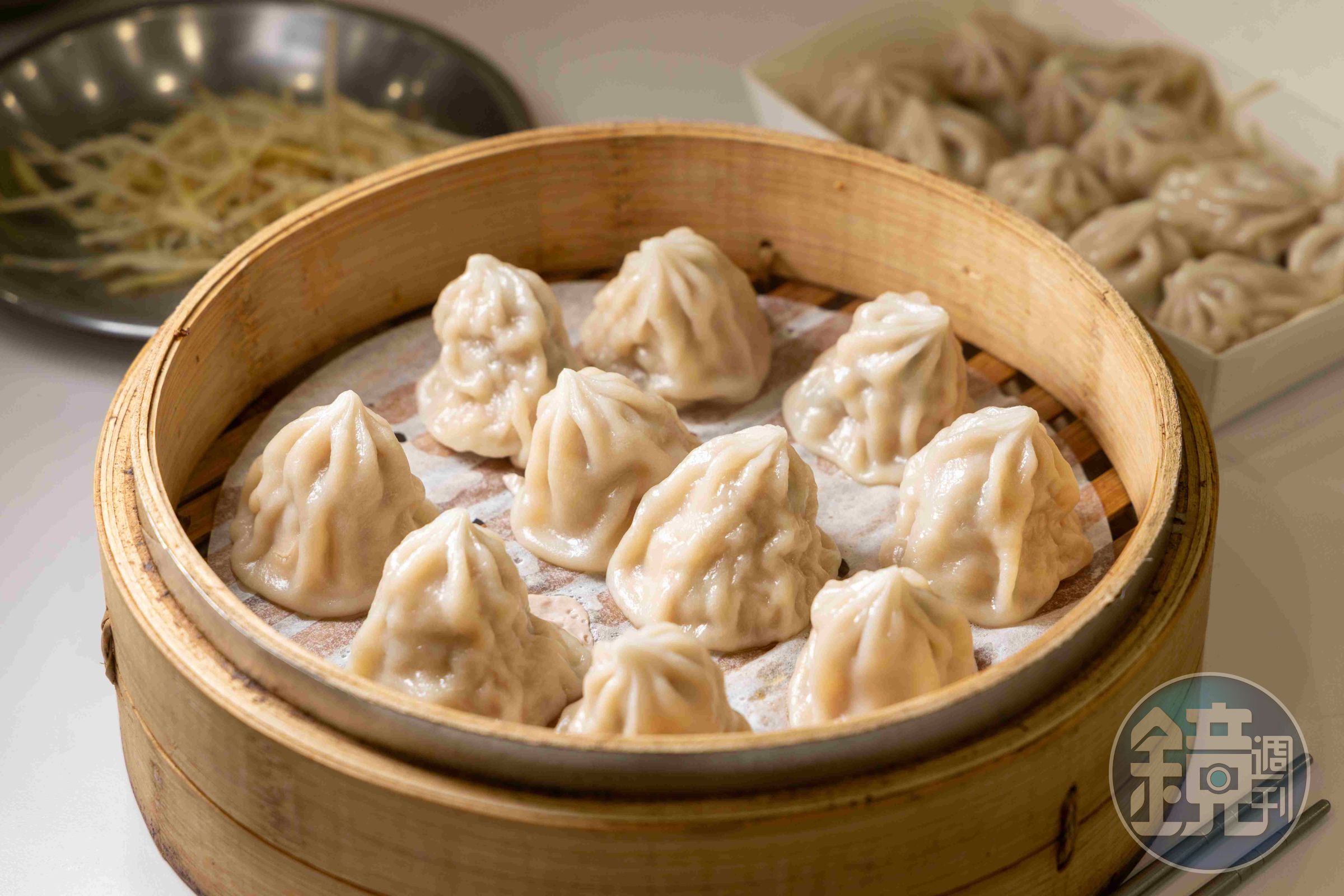 來這裡必點皮薄汁多的「小籠湯包」。(100元/籠、10顆)