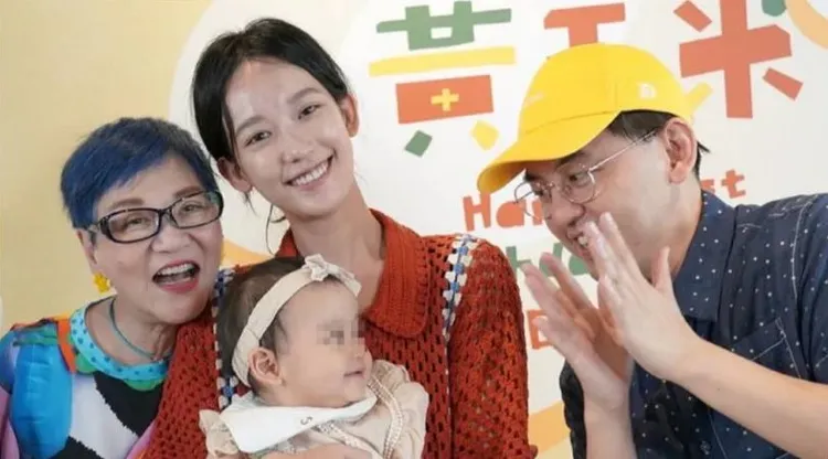 張小燕過年送禮請孟耿如媽媽幫忙做甜點。（翻攝自黃子佼臉書）