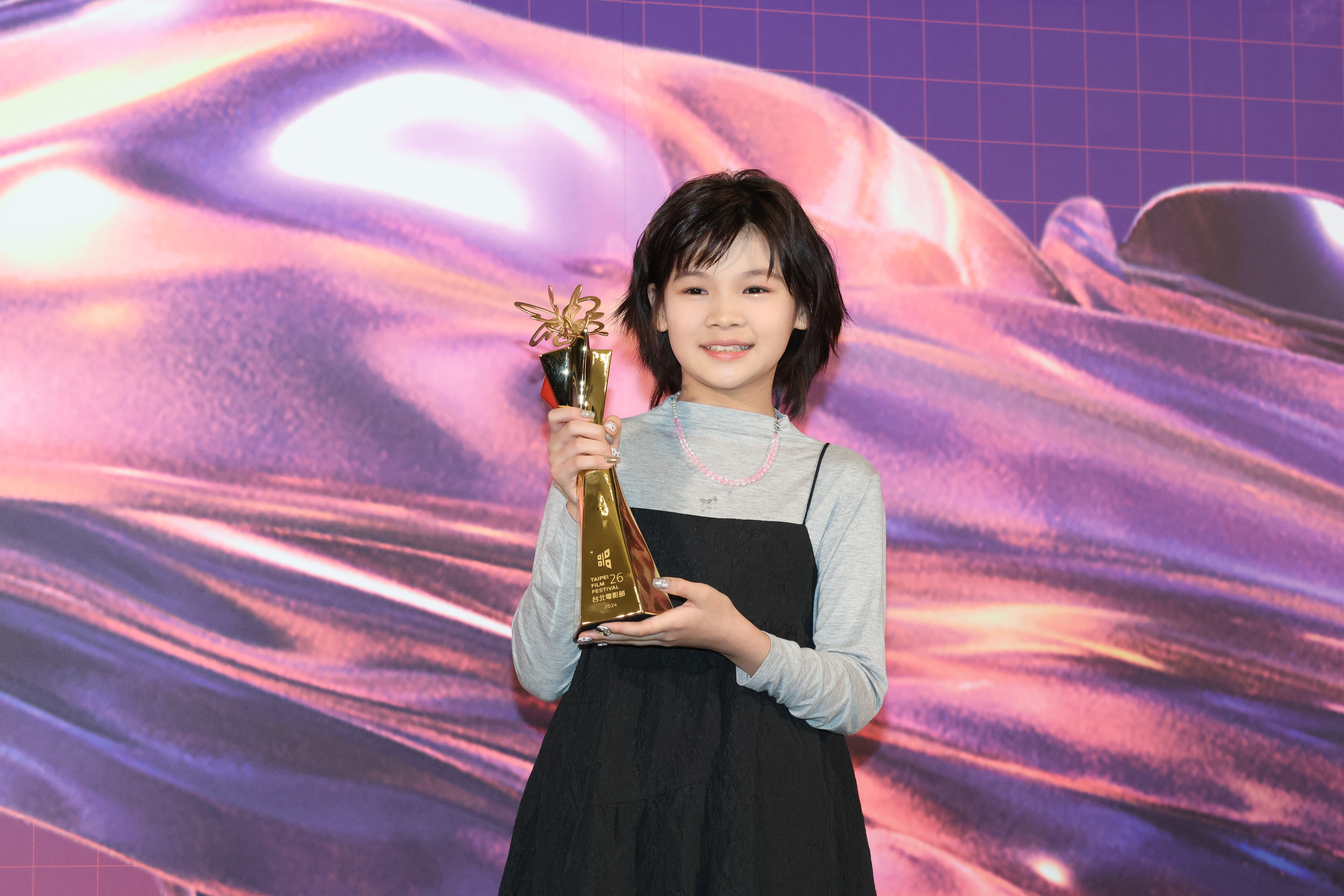 鄭又菲拿到最佳新演員，忍不住感動的淚水，顯得無比真摯。