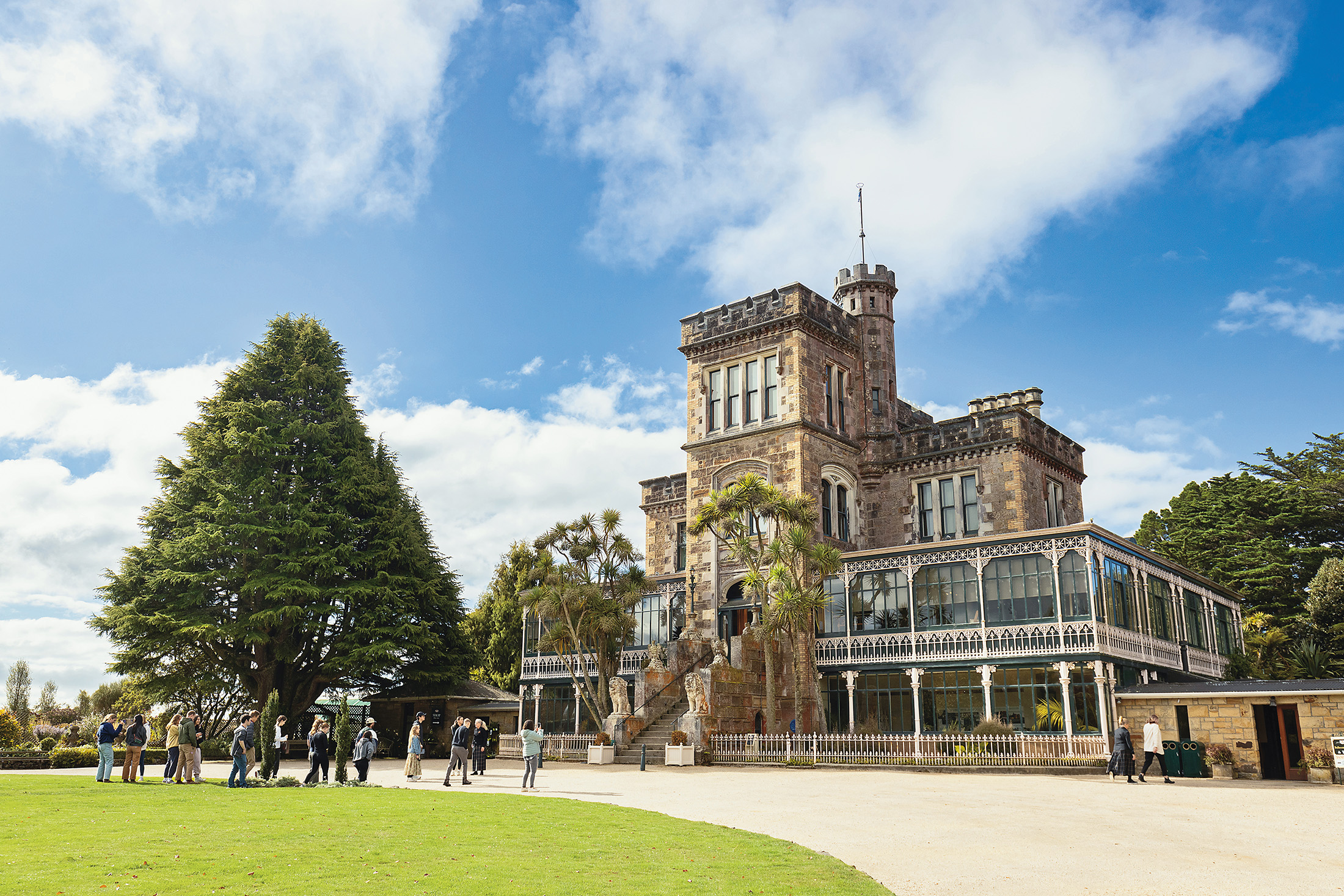 拉納克城堡Larnach Castle & Gardens」是紐西蘭僅存的城堡，建造過程十分講究，運用大量來自歐洲的建材裝飾內部。