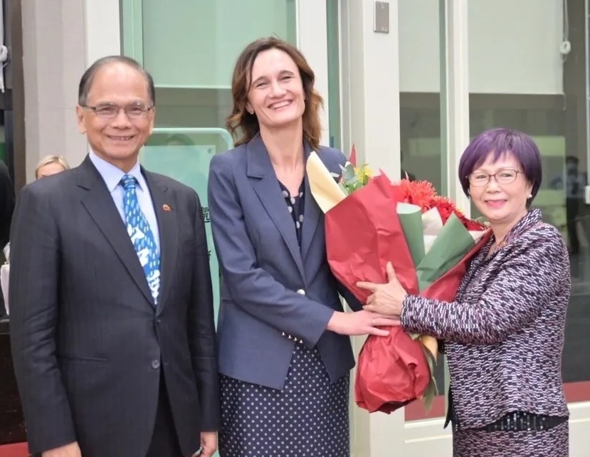 游錫堃（左）與夫人楊寶玉（右），昨親赴桃園機場接機立陶宛國會議長希米利特（中）。（游錫堃辦公室提供）