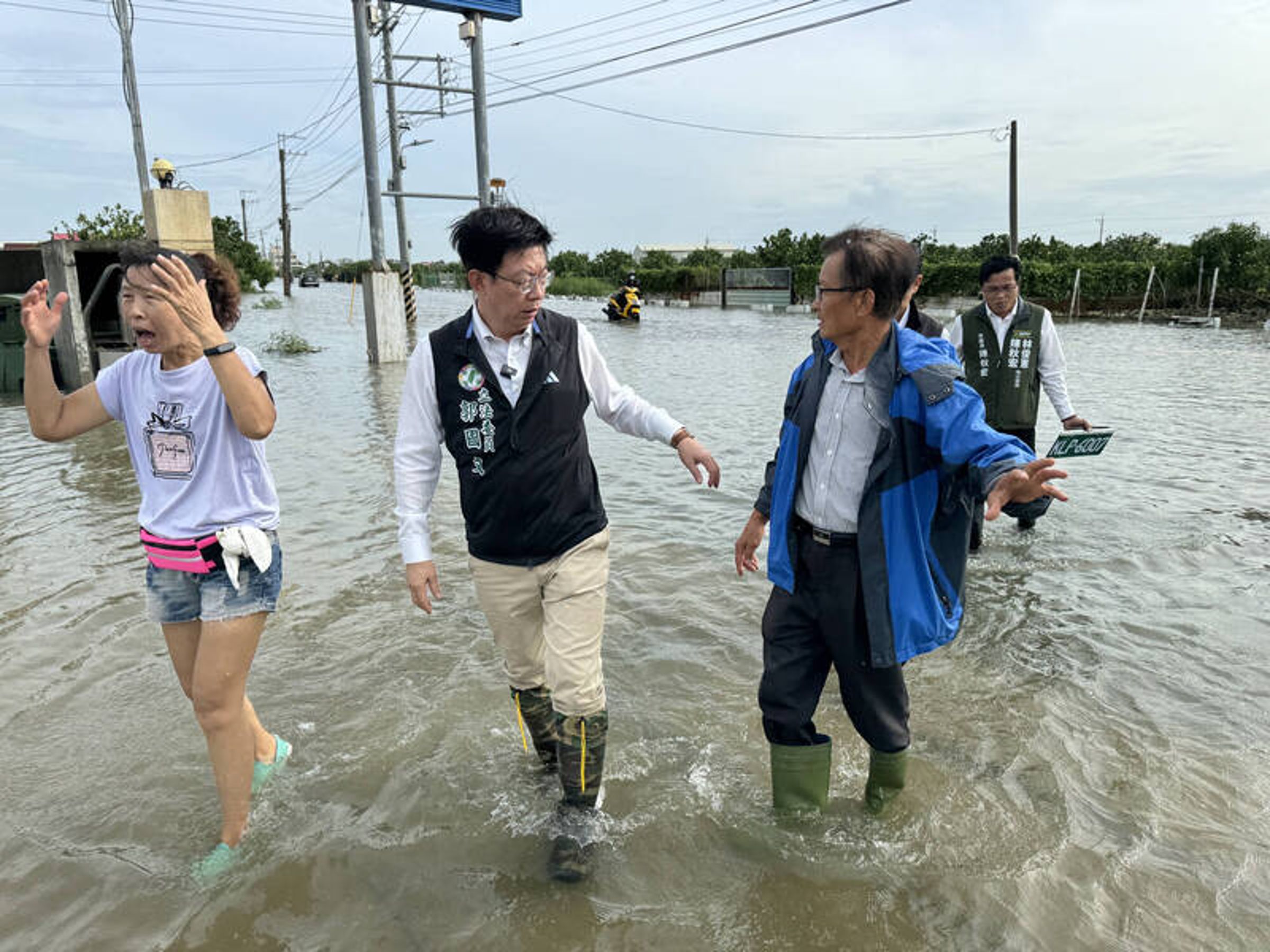 郭國文勘災時呼籲中央地方資源整合，比照八八風災，給予災民「加碼再加碼」。（立委郭國文服務處提供）