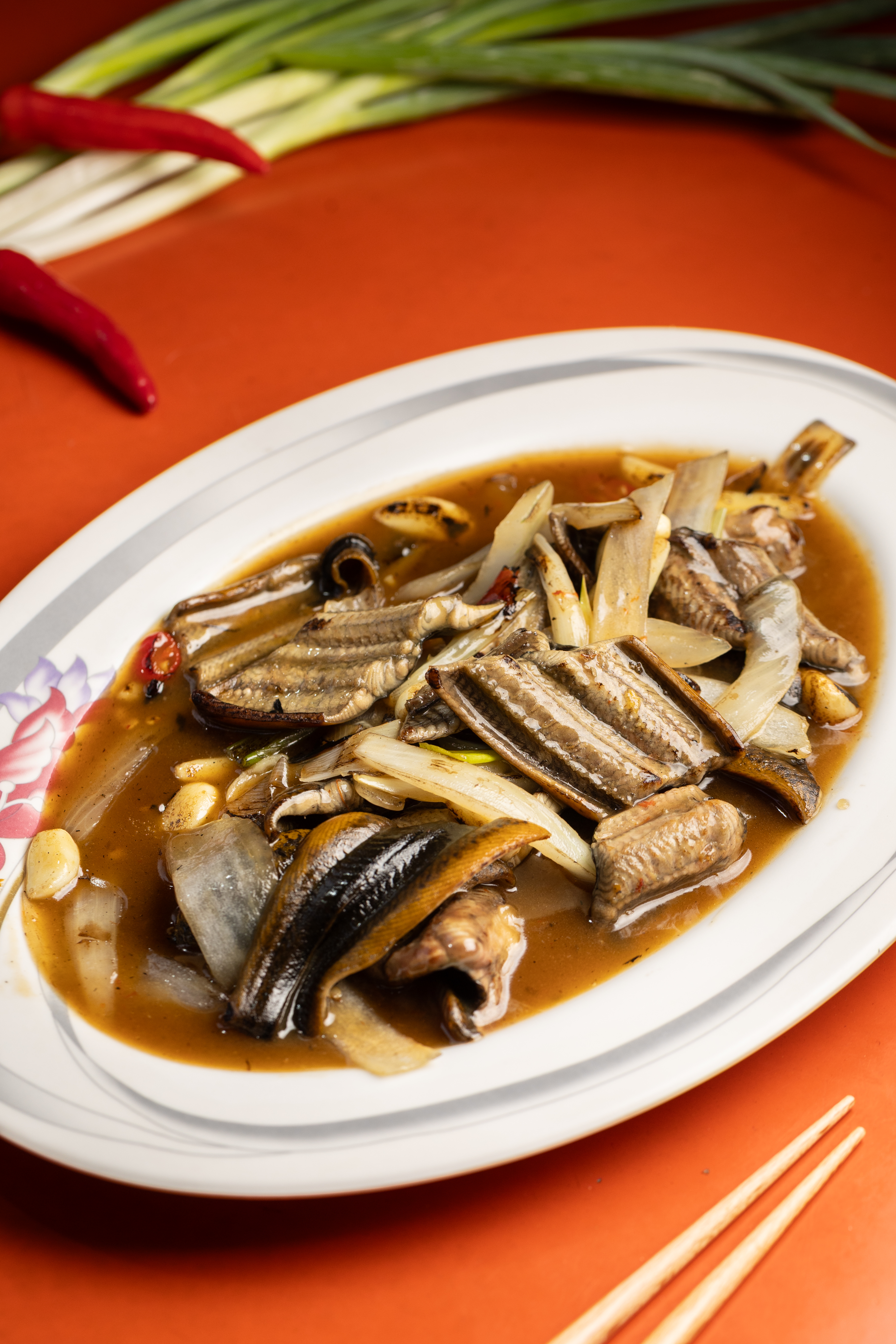 「炒鱔魚」口感非常脆彈且鍋氣十足，醬汁不會過甜。（300元／份）