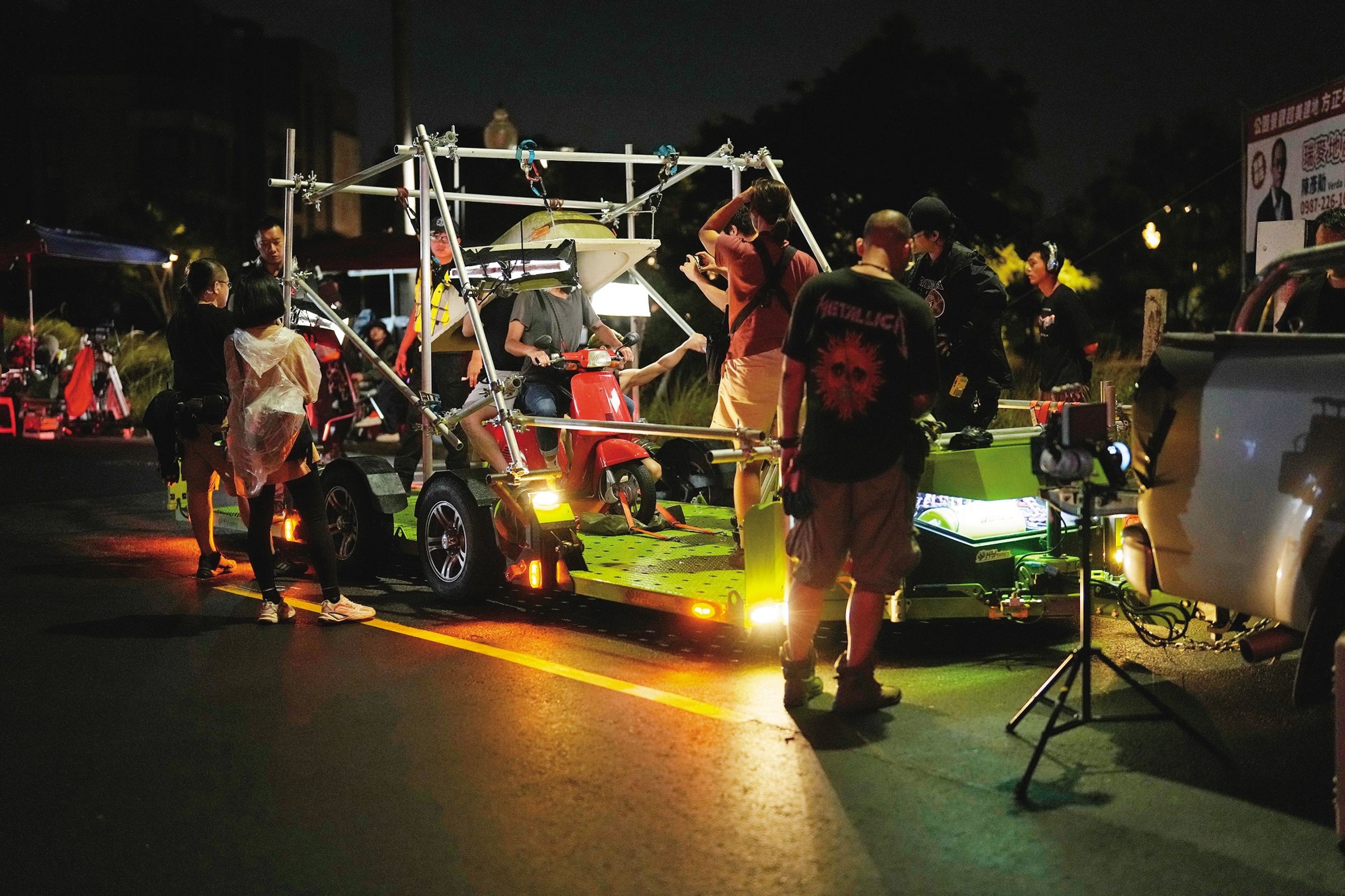 傅孟柏、柯佳嬿扛浴缸騎機車的戲碼,拍攝過程出動大型拖板車,並利用鋼絲吊掛完成。(Netflix提供)