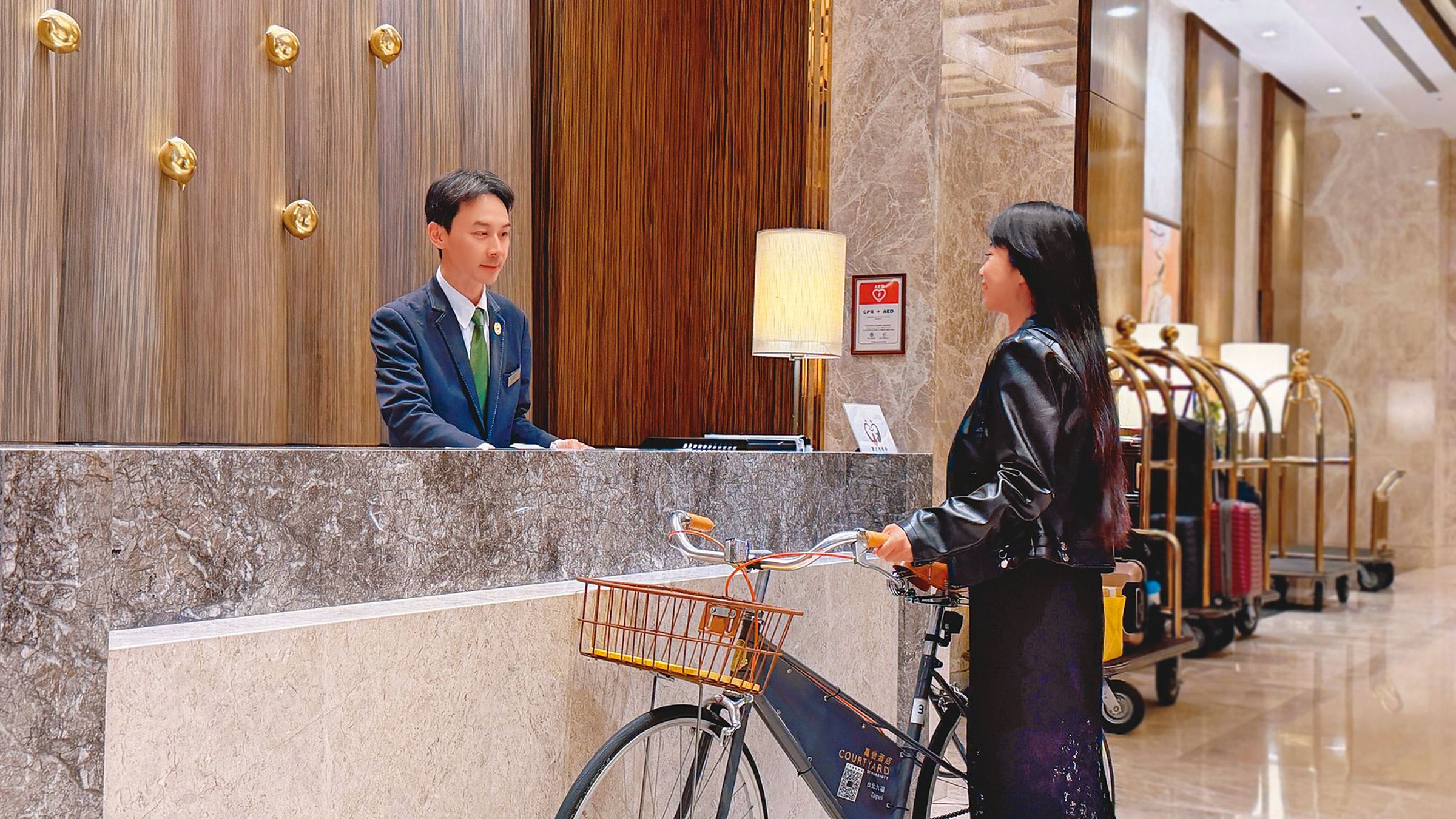 台北六福萬怡酒店「三鐵好行」專案結合低碳旅遊,為獲獎的一大亮點。(圖/台北六福萬怡酒店)