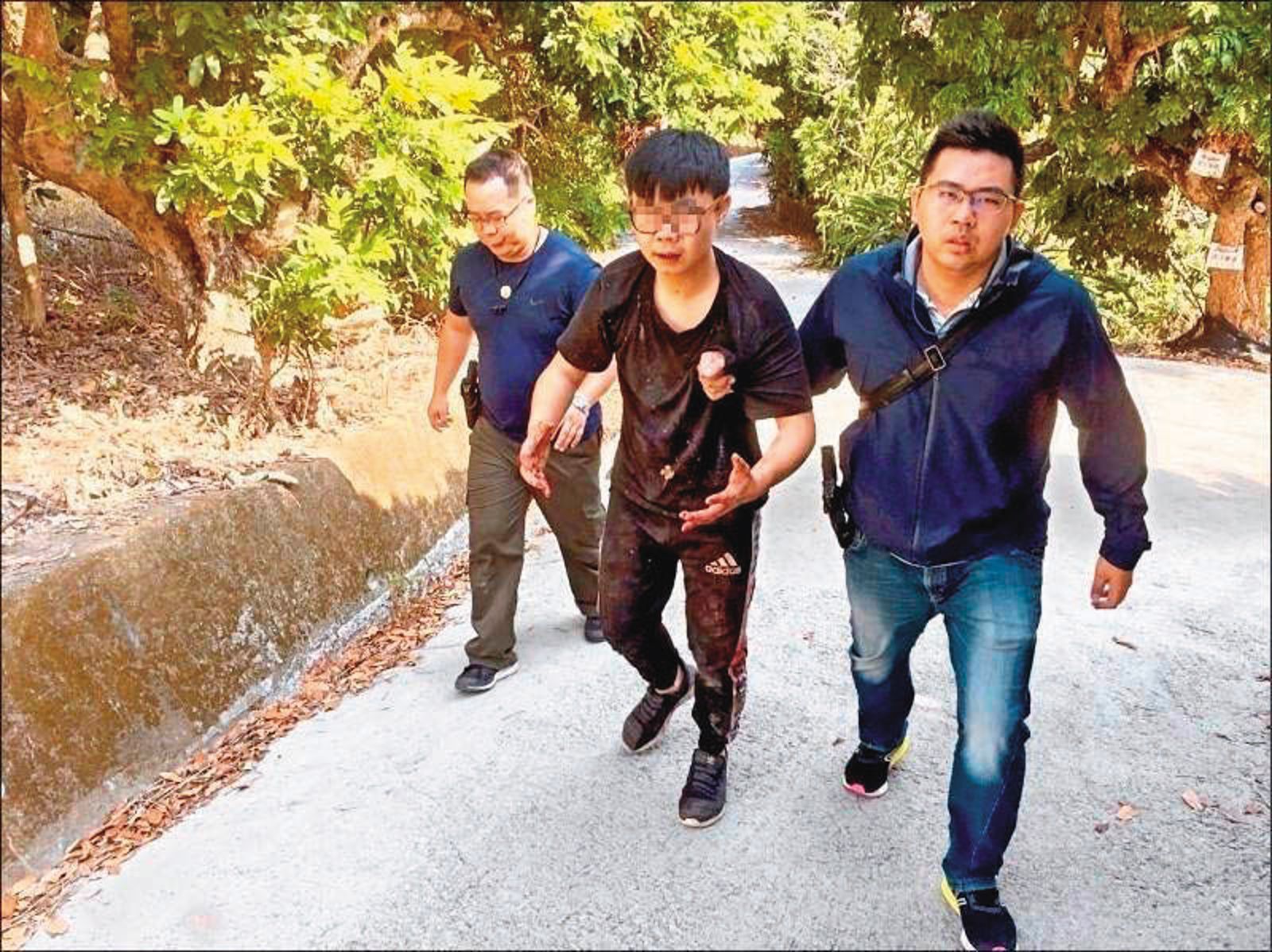 警方在霧峰山區逮捕搶劫殺人的李政達(中)及另2名共犯。(警方提供)