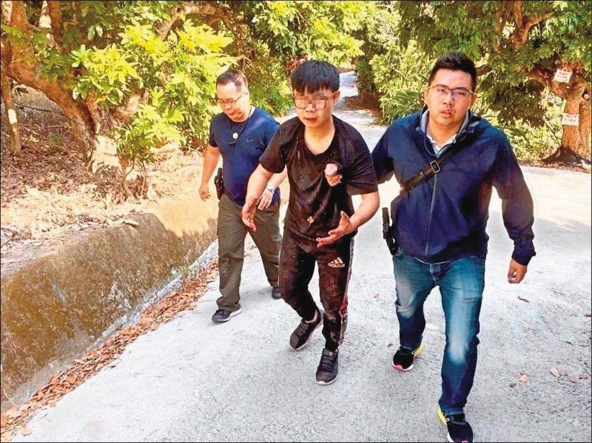 警方在霧峰山區逮捕搶劫殺人的李政達(中)及另2名共犯。(警方提供)