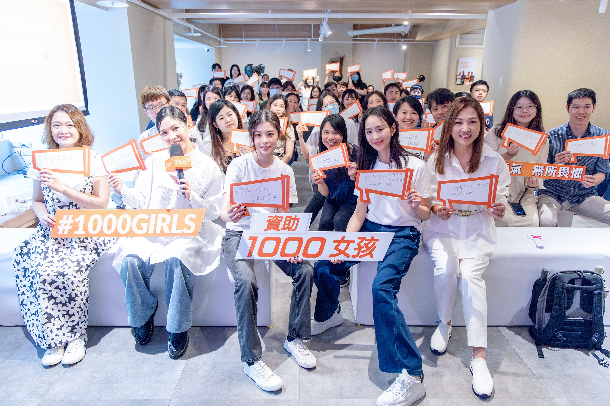 張鈞甯、詹子萱與分享在尼泊爾探訪女孩們遇到的各種困境,及資助她們受教育的心得。(世界展望會提供)