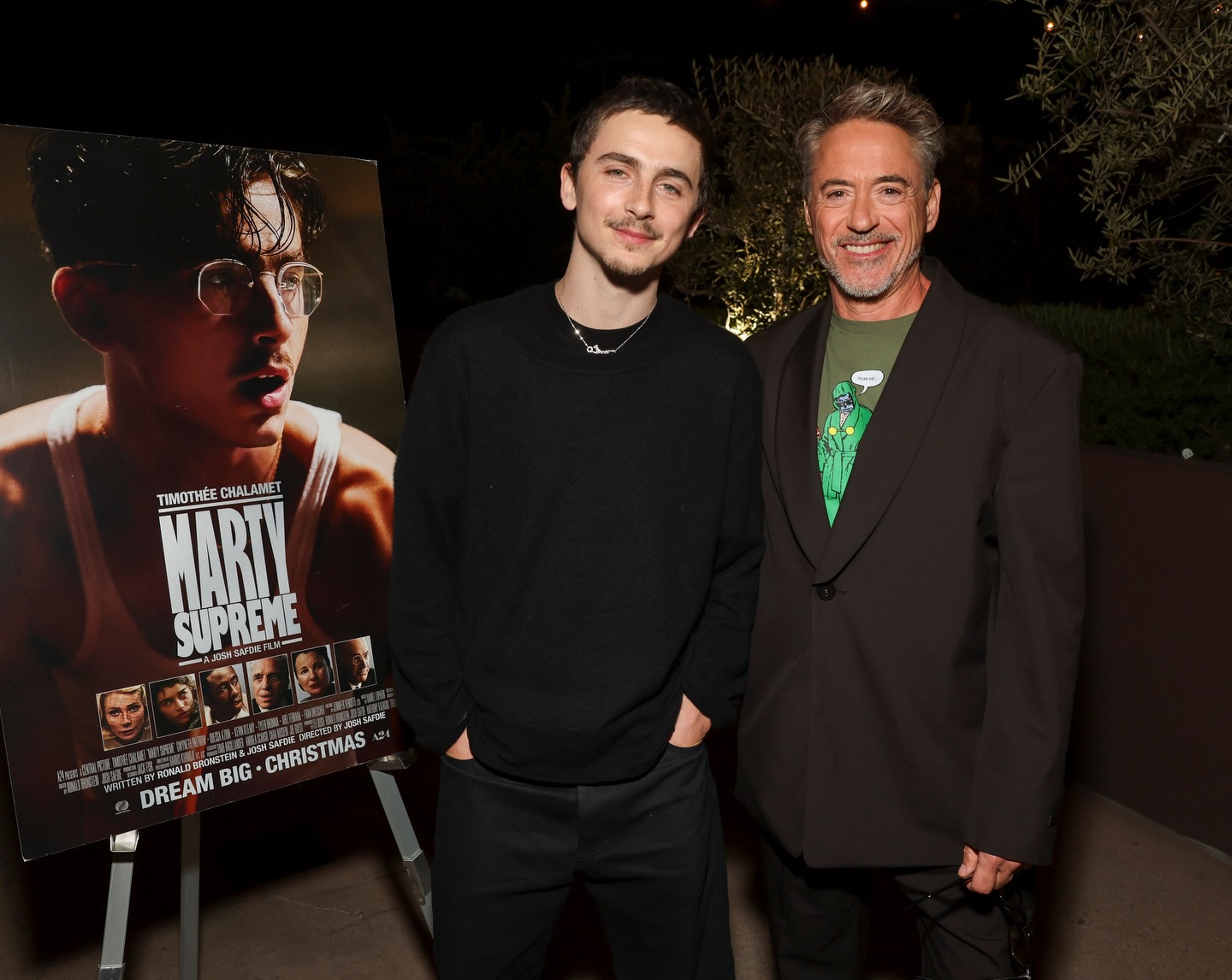 小勞勃道尼（右）主動要求為提摩西夏勒梅（左）站台。 （龍祥電影提供） 