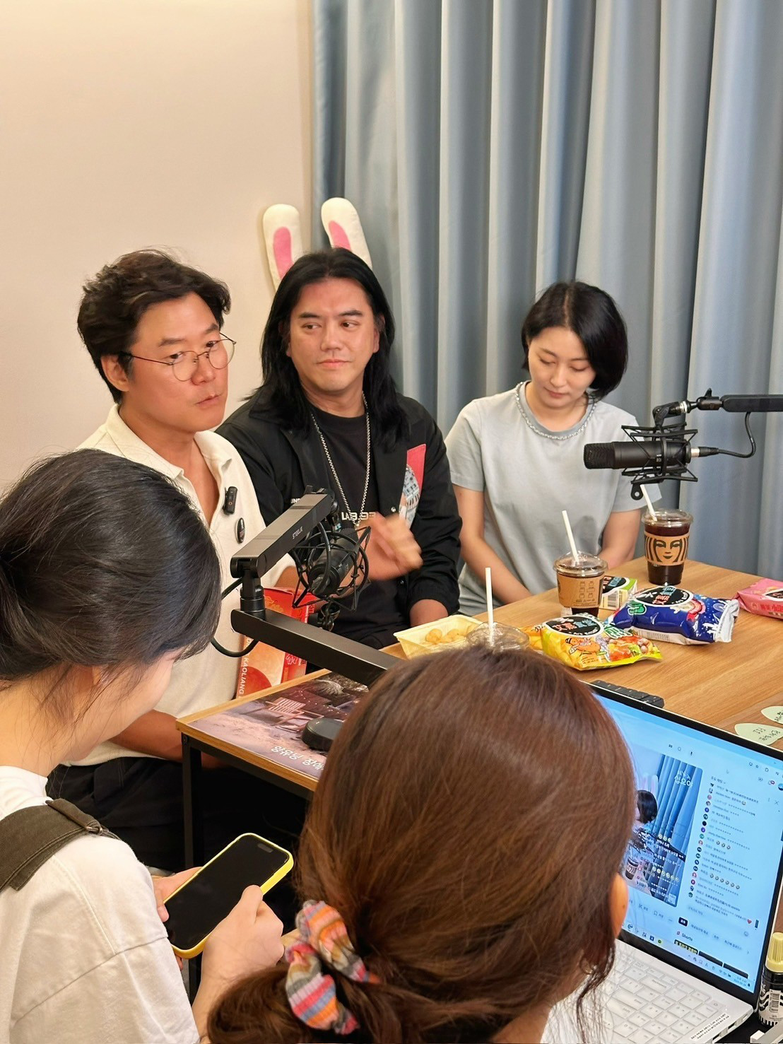 羅PD（左）邀請B2（中）上他主持的直播節目宣傳《艾嘉食堂》。（泰坦星文創提供）