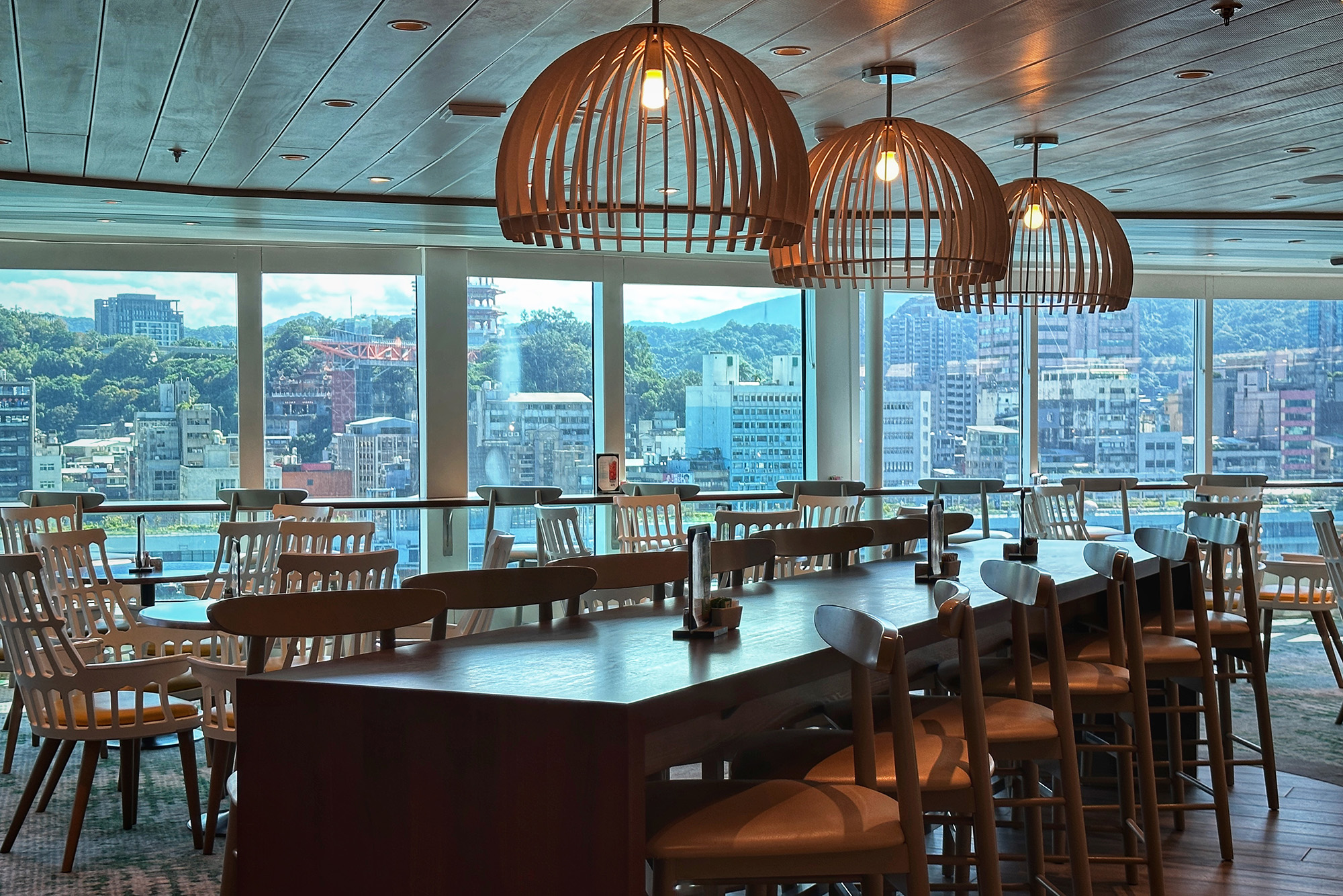 千禧號共有9間特色餐廳，全新升級的Oceanview Cafe & Bar最受到旅客喜愛。開放式的用餐空間與採光極佳的落地窗設計，為餐廳引進絕佳視野。