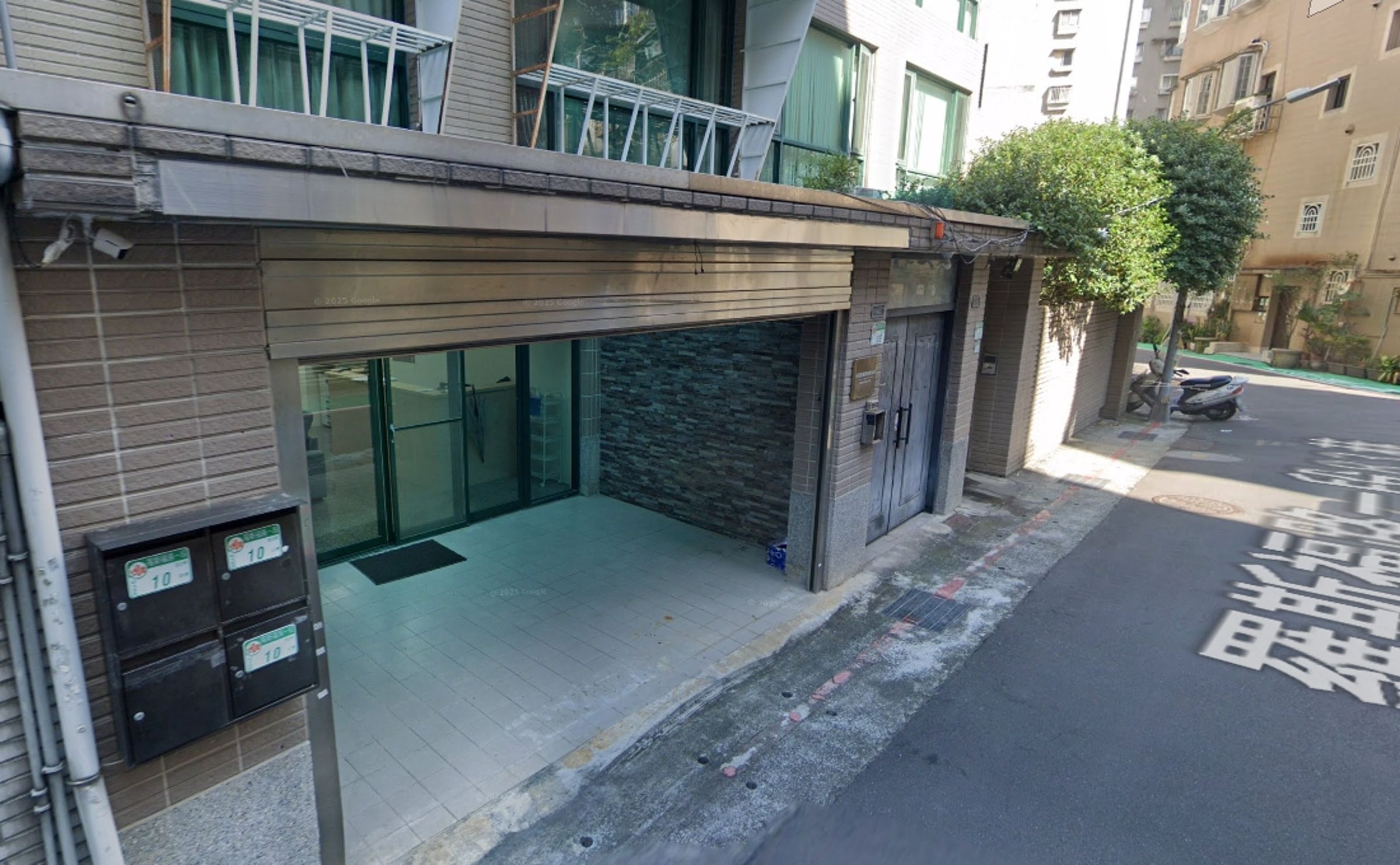 台灣里公司驚傳惡性倒閉,公司地址人去樓空,公司負責人因涉嫌洗錢遭羈押禁見。(翻攝自Google Maps)