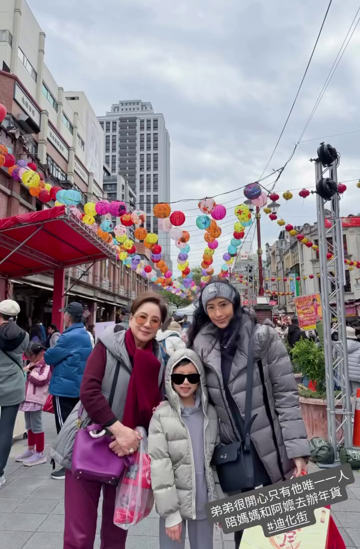 關穎(右)與母親蔡淑媛(左)、小兒子(中)一起到迪化街辦年貨。(kwanterri IG)