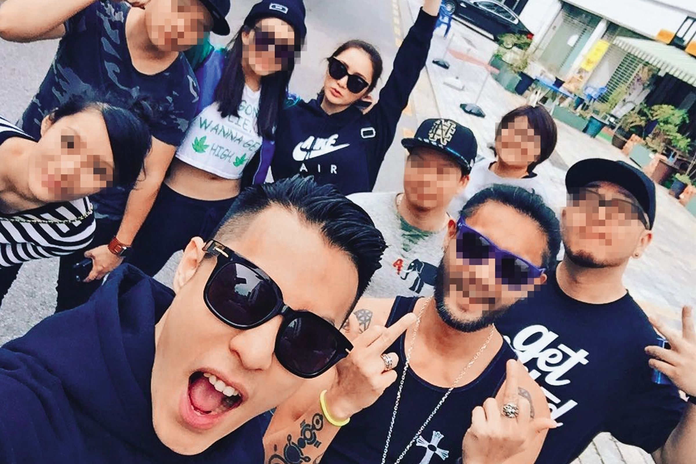 周湯豪(前)與雀斑小姐(後)曾傳出訂婚,兩人也po過出遊照,但後來殺出HUR的C.Holly、網紅Tammy Liao(廖津琳)與鄭雲燦。(翻攝自雀斑小姐IG)