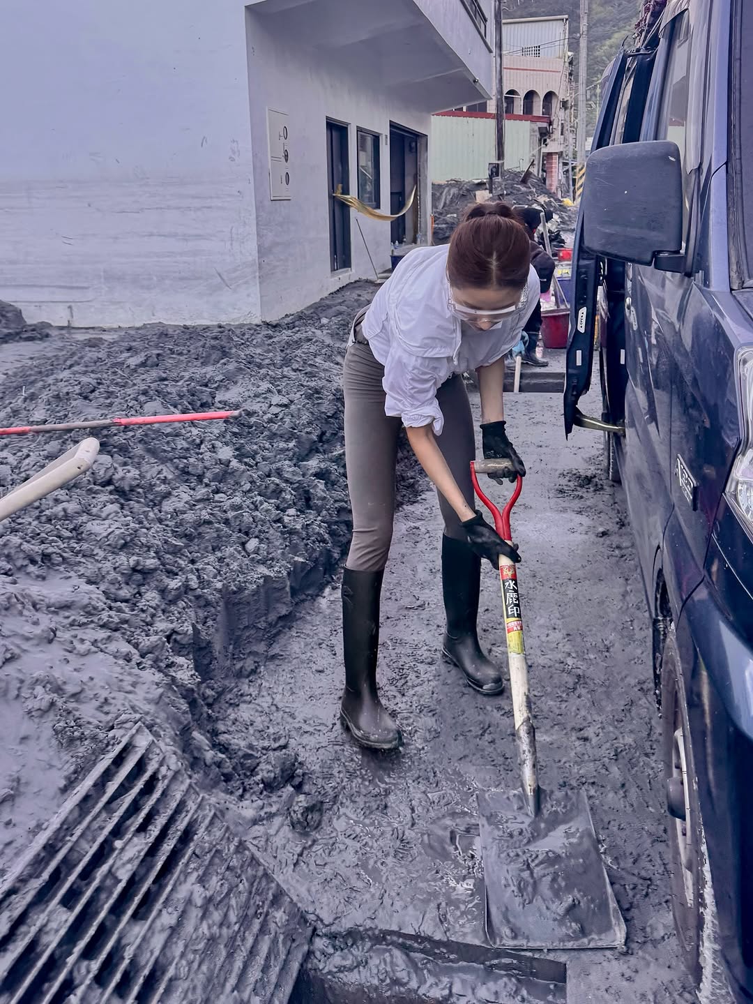 妍安救災穿名牌靴竟意外引發風波。（翻攝自妍安IG）